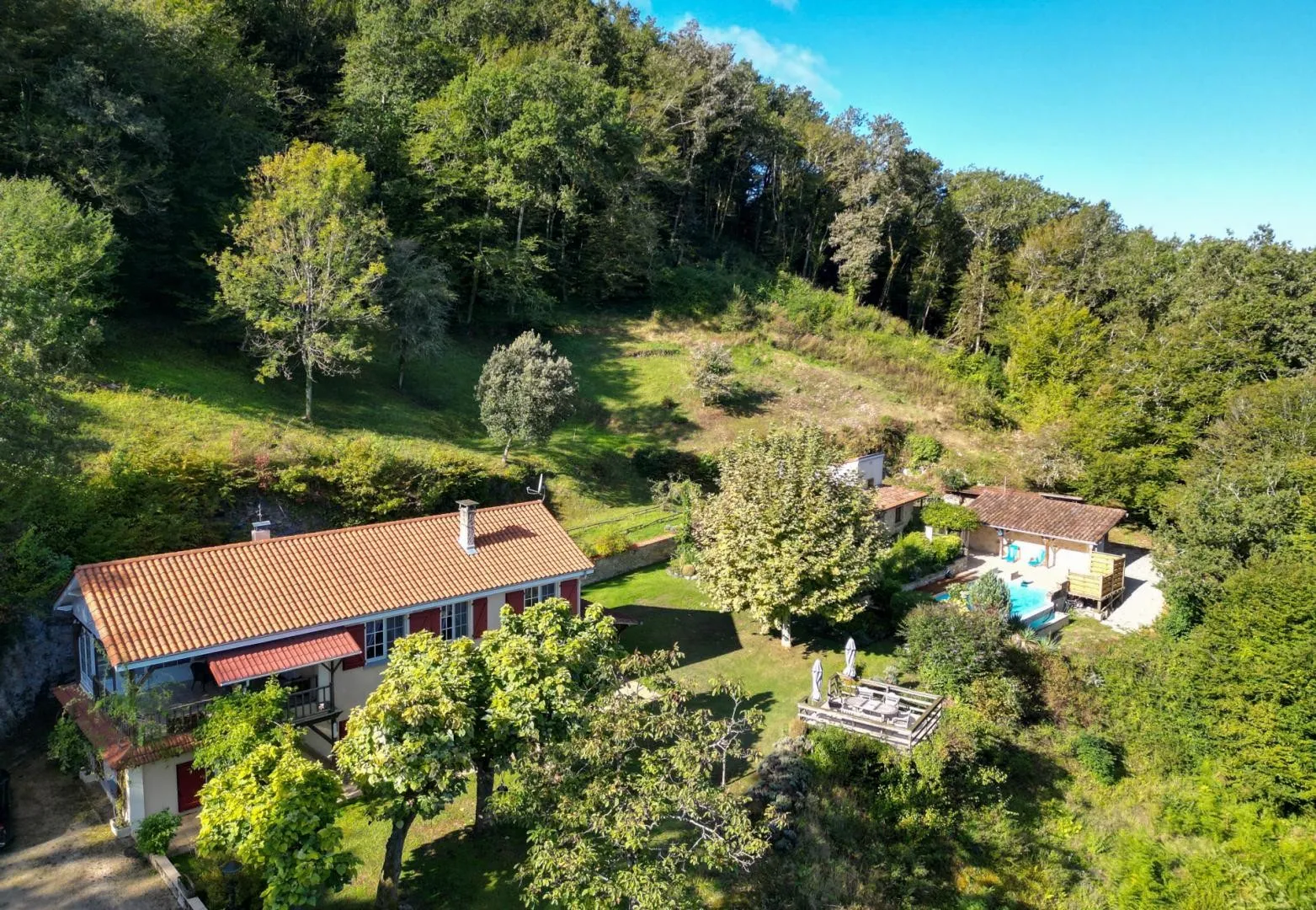 Expansive 4-Bedroom Villa with Infinity Pool and Garden near Dordogne - View image 32 of 32