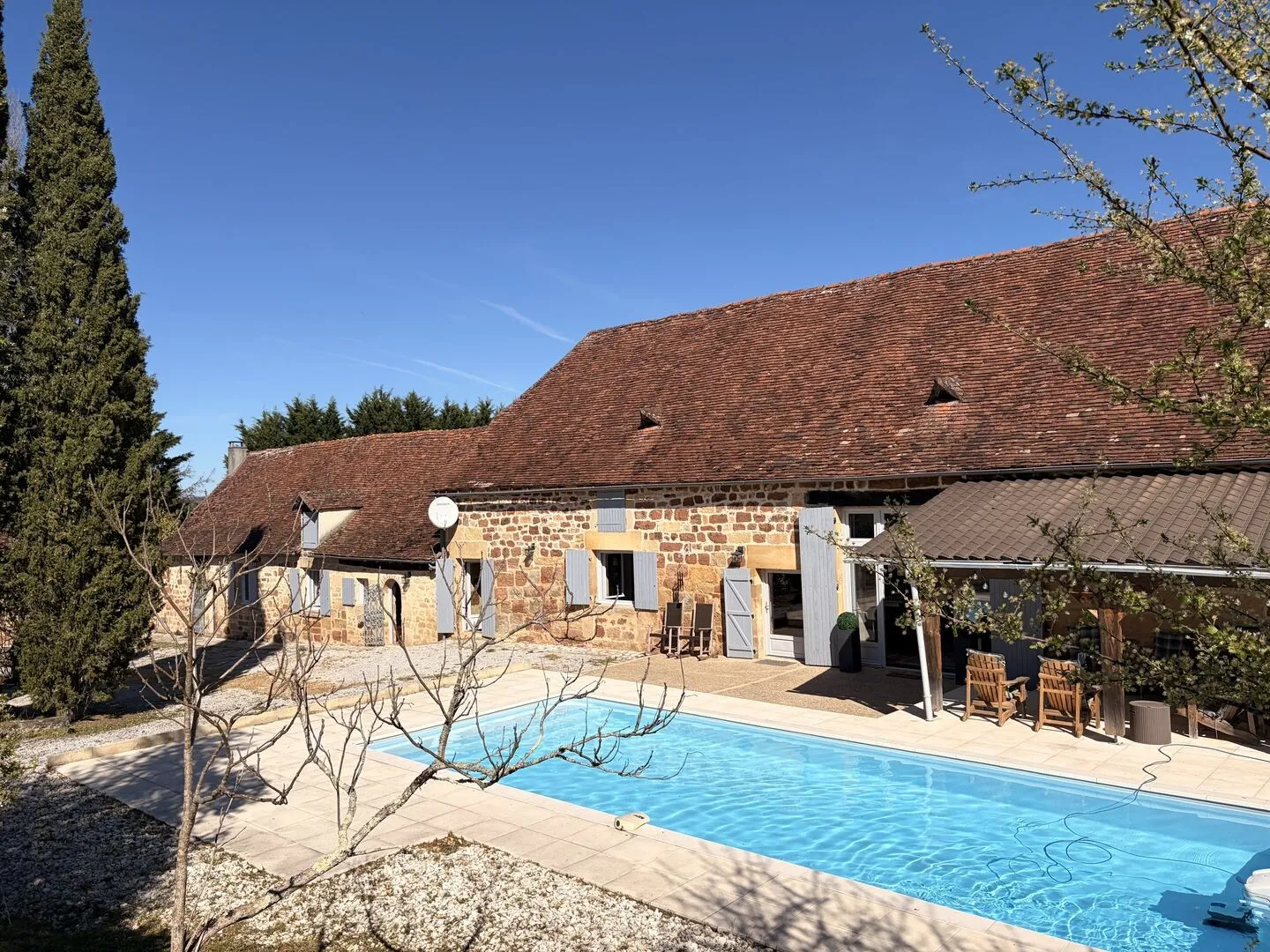 Spacious 4-Bedroom House with Pool and Guest House in Hautefort, France - Image 4