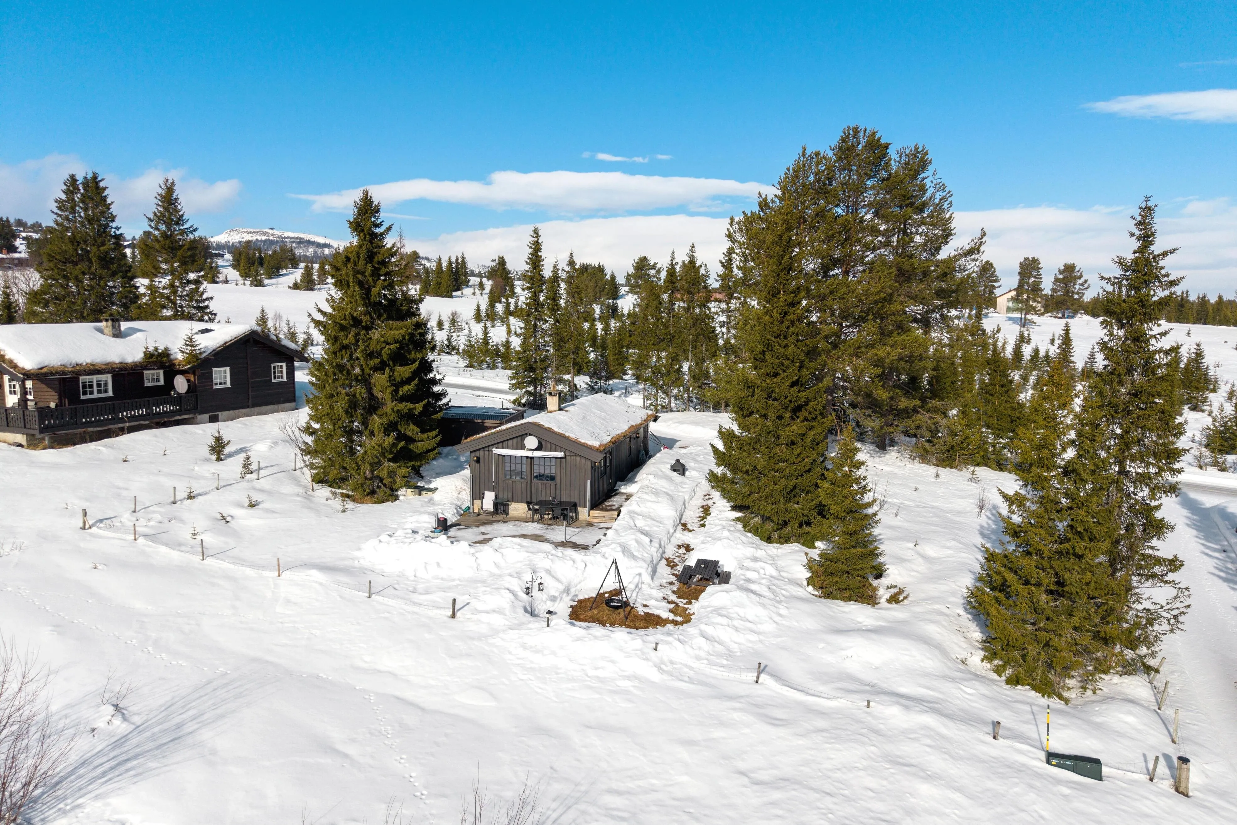 1970s Ski-In/Ski-Out Cabin in Gol with Terrace and Parking - Image 1