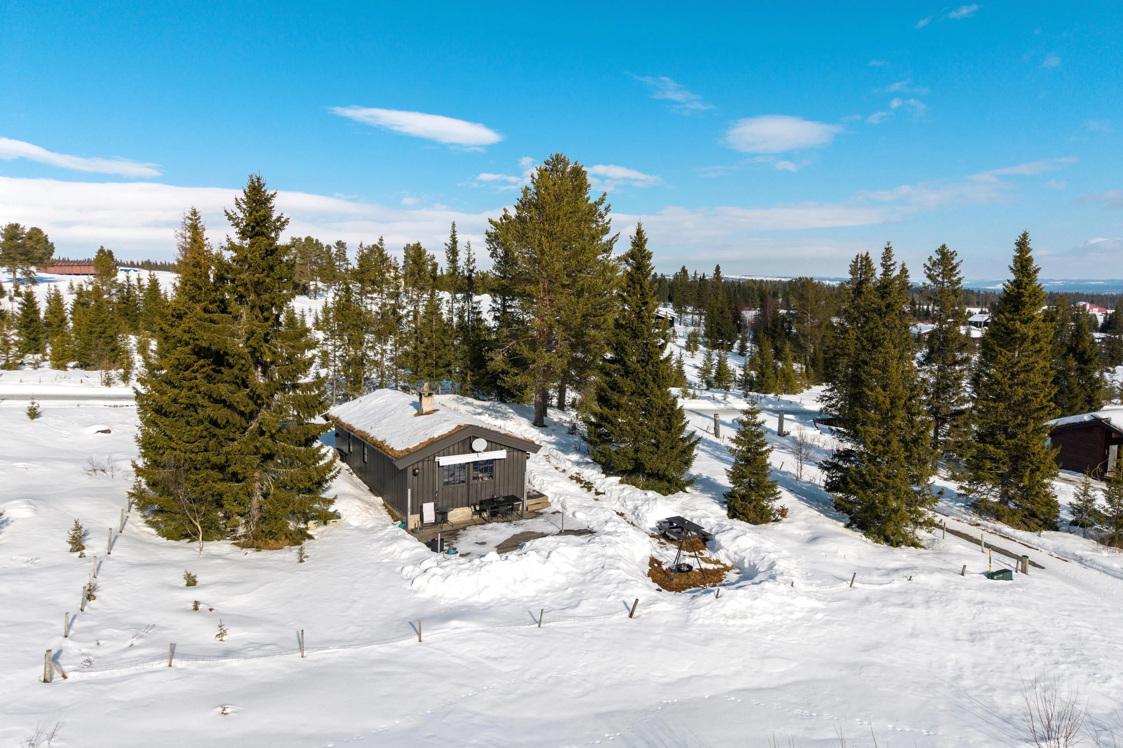 1970s Ski-In/Ski-Out Cabin in Gol with Terrace and Parking - Image 2