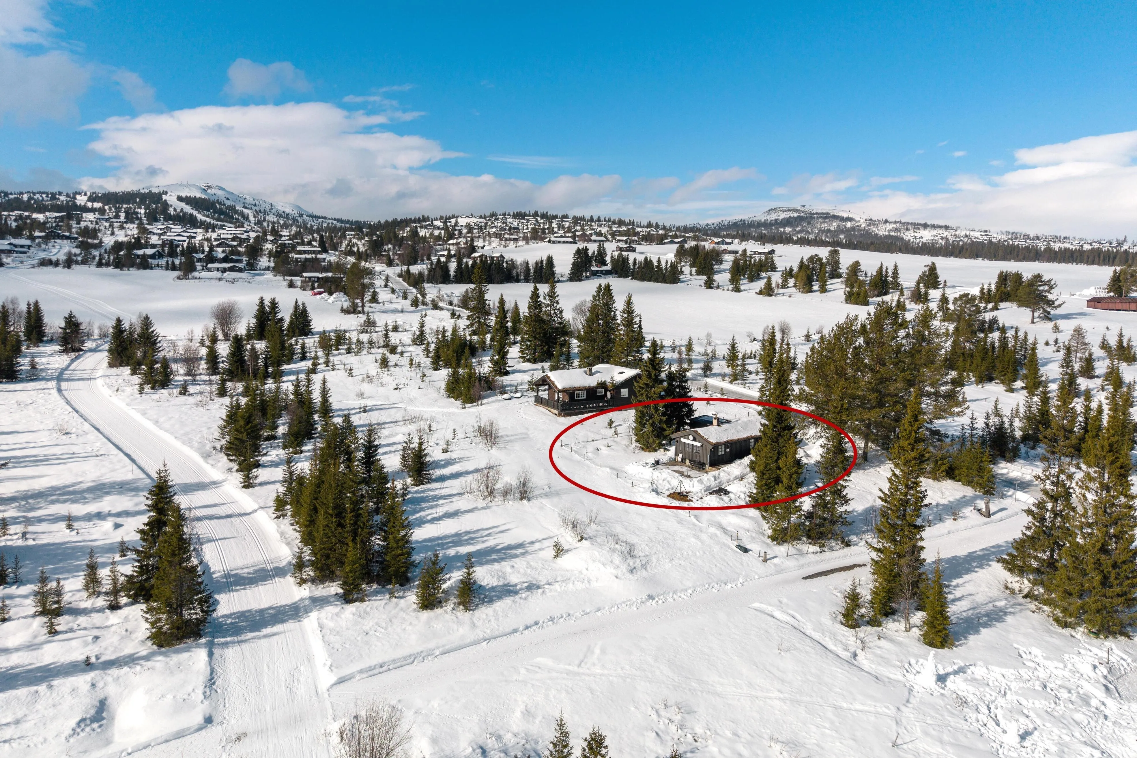 1970s Ski-In/Ski-Out Cabin in Gol with Terrace and Parking - Image 3