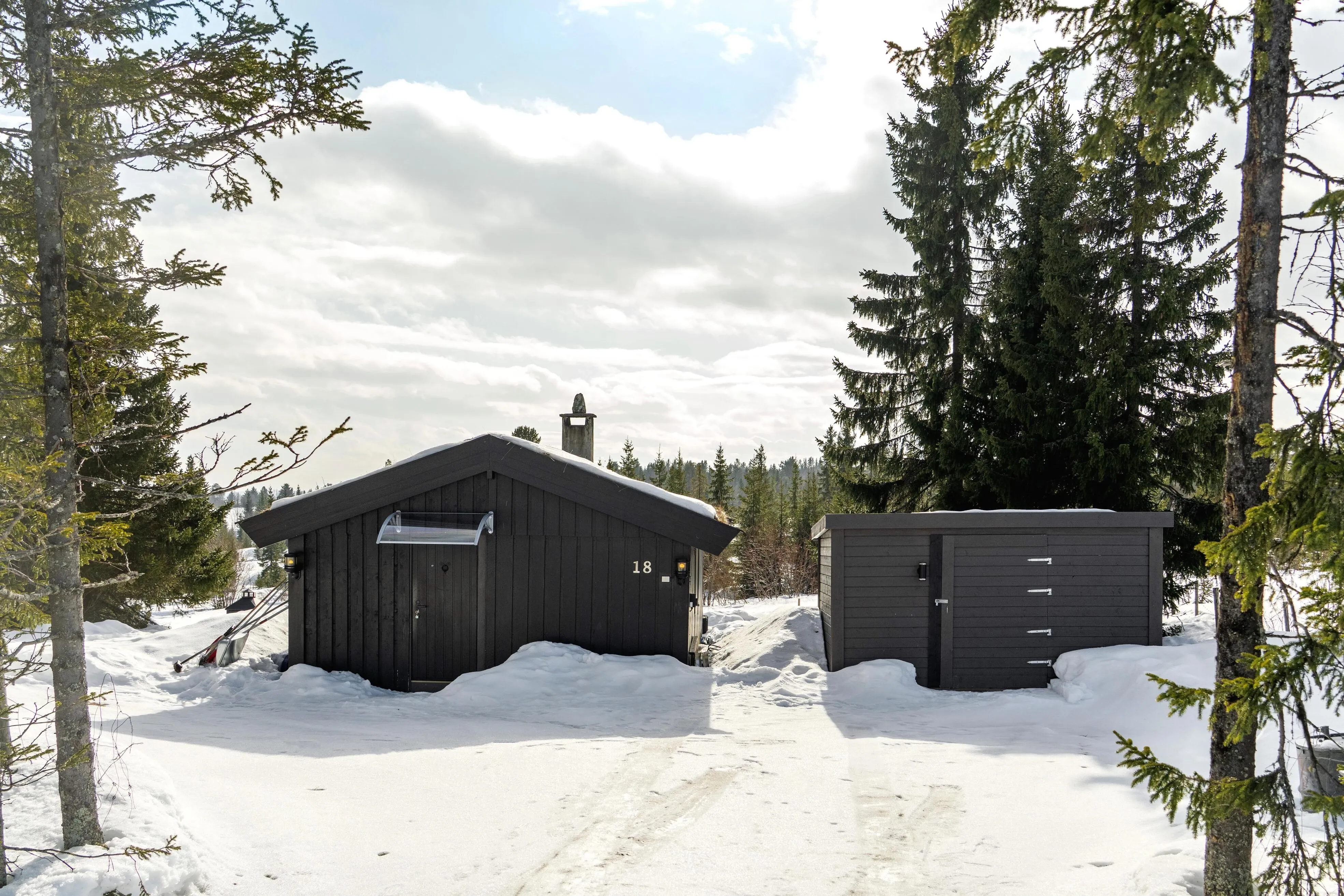 1970s Ski-In/Ski-Out Cabin in Gol with Terrace and Parking - Image 4