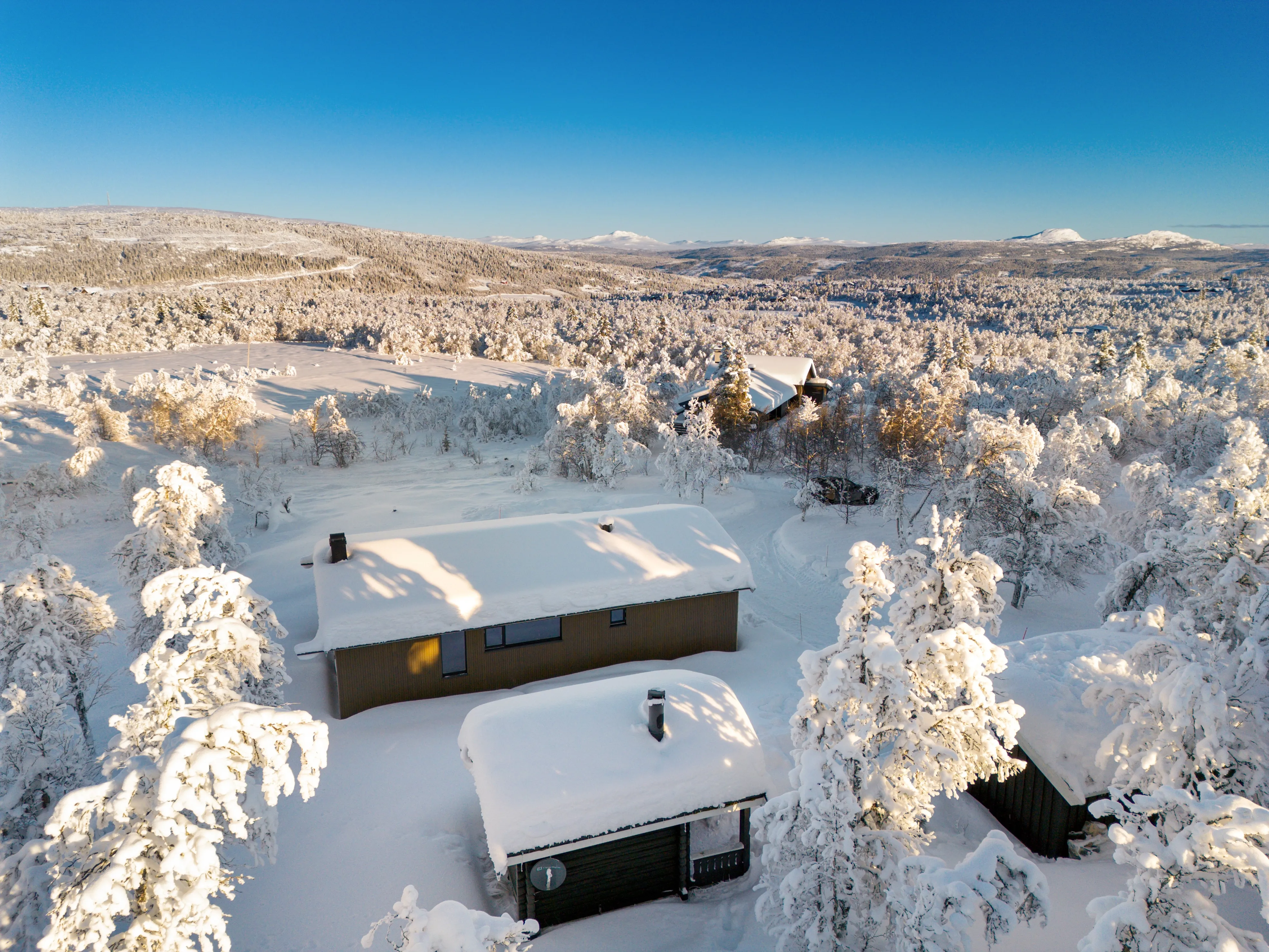 1960s Norwegian Retreat: Renovated 4-Bedroom Country House with Expansive Garden - Image 1