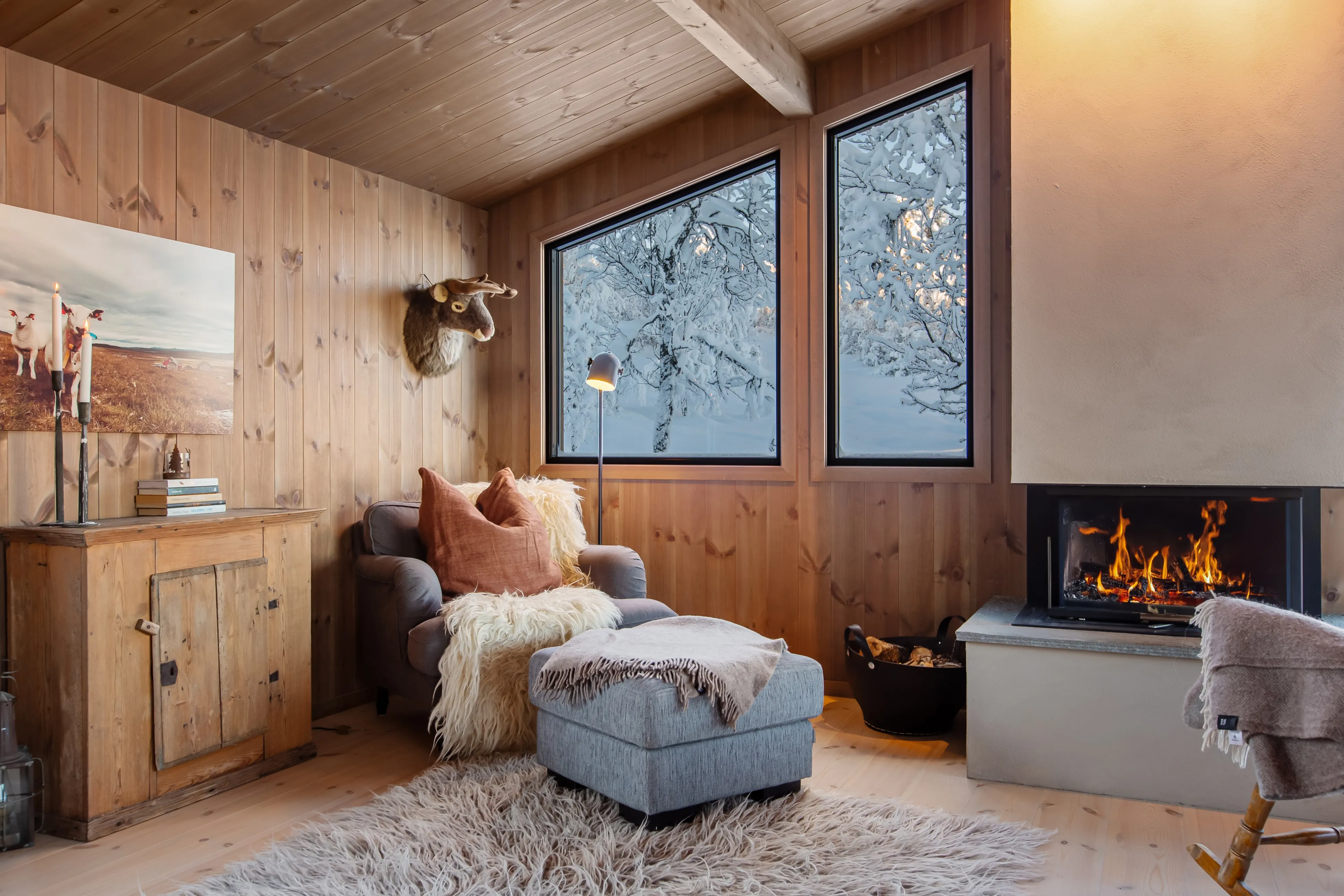 1960s Norwegian Retreat: Renovated 4-Bedroom Country House with Expansive Garden - View image 6 of 47