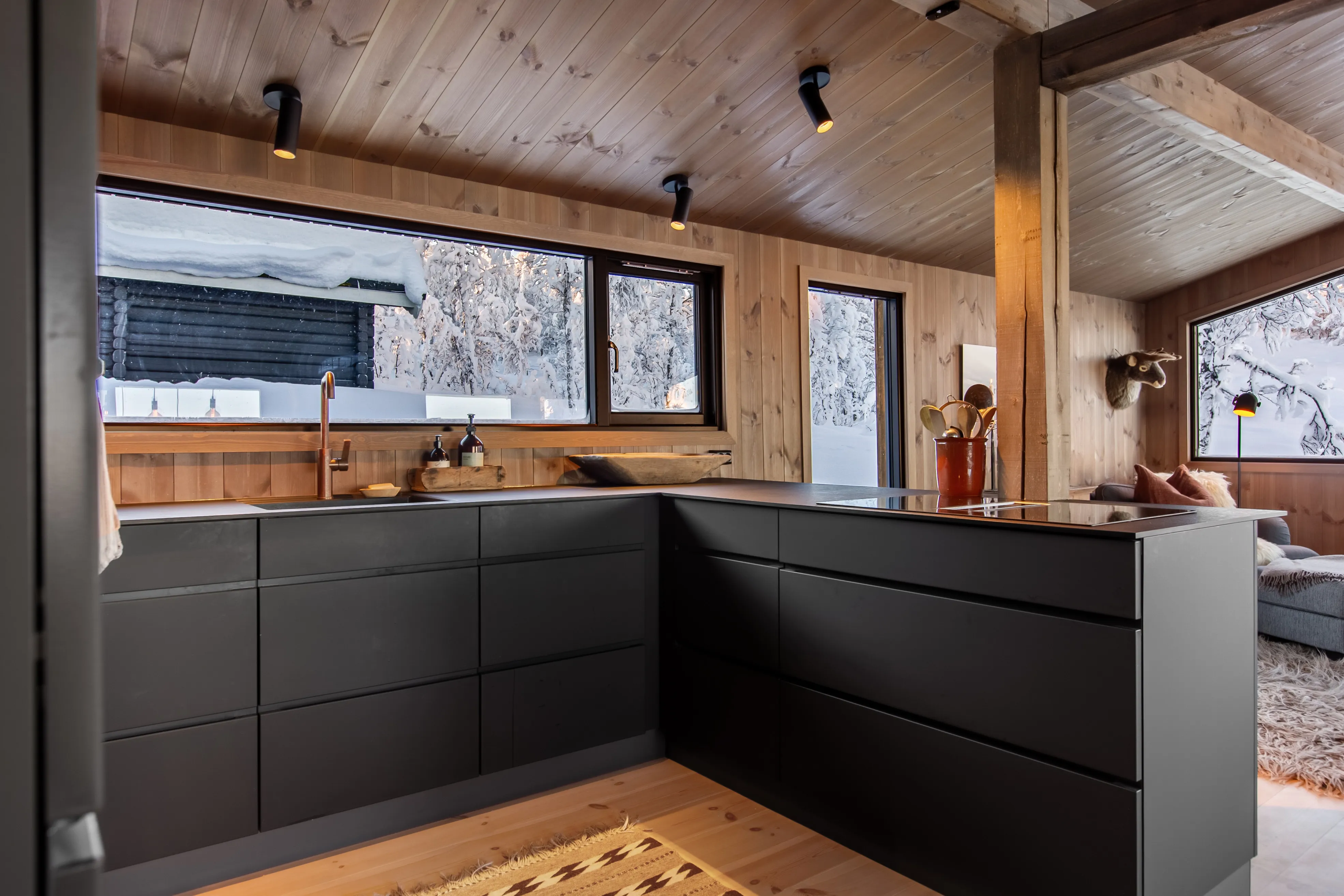 1960s Norwegian Retreat: Renovated 4-Bedroom Country House with Expansive Garden - View image 14 of 47