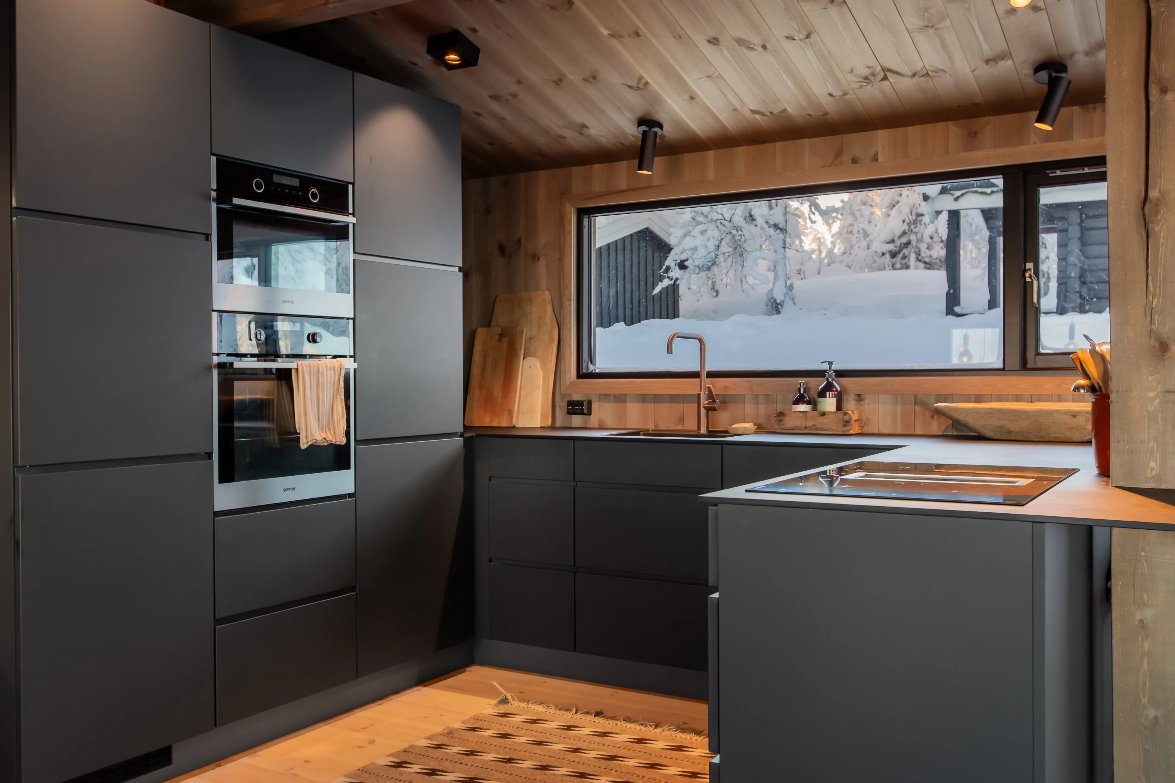 1960s Norwegian Retreat: Renovated 4-Bedroom Country House with Expansive Garden - View image 15 of 47