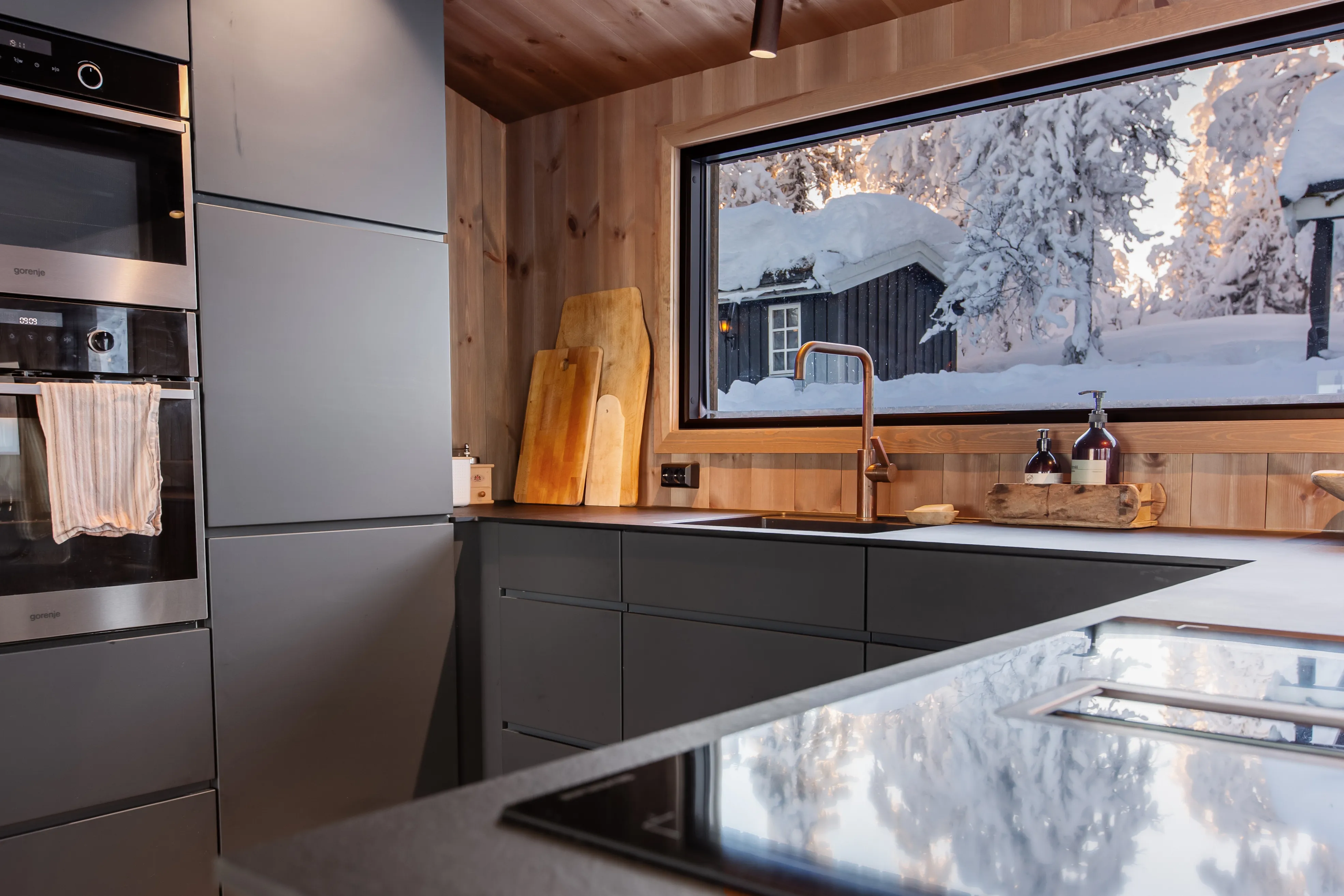 1960s Norwegian Retreat: Renovated 4-Bedroom Country House with Expansive Garden - View image 16 of 47