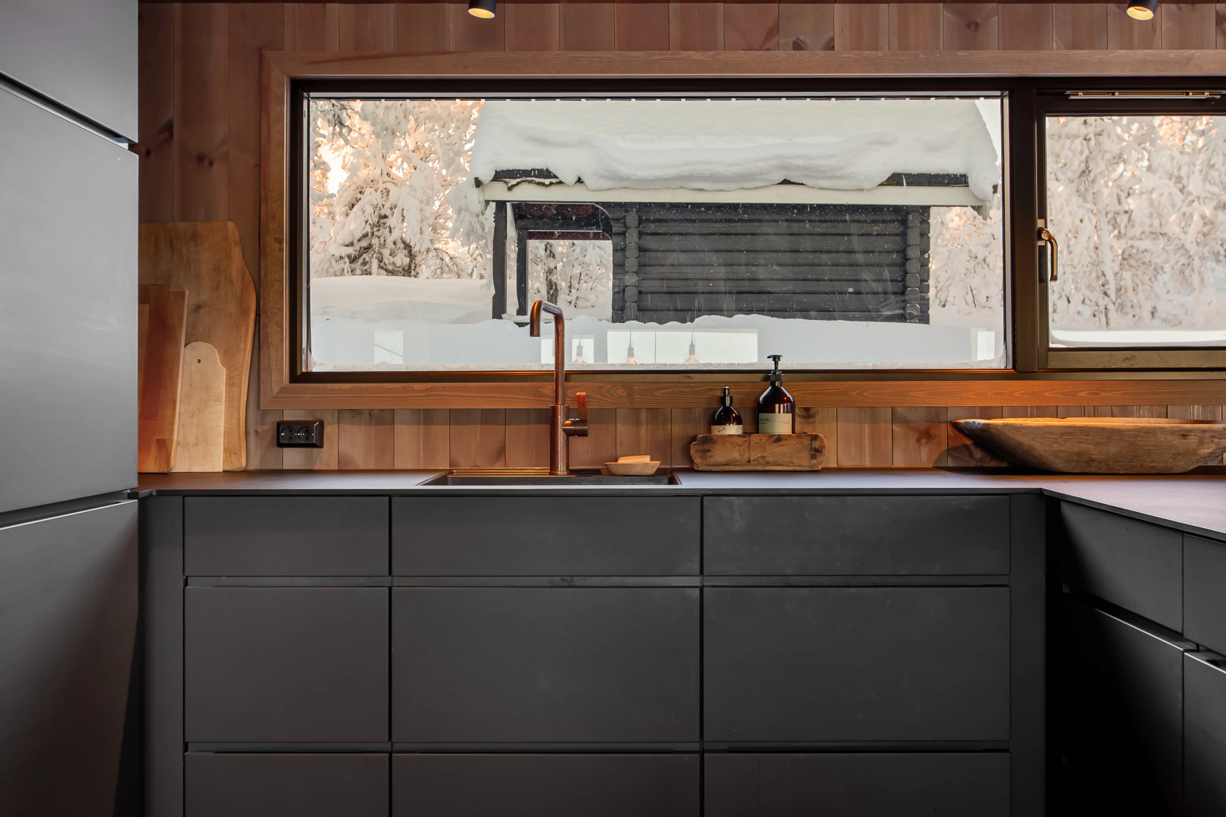 1960s Norwegian Retreat: Renovated 4-Bedroom Country House with Expansive Garden - View image 18 of 47