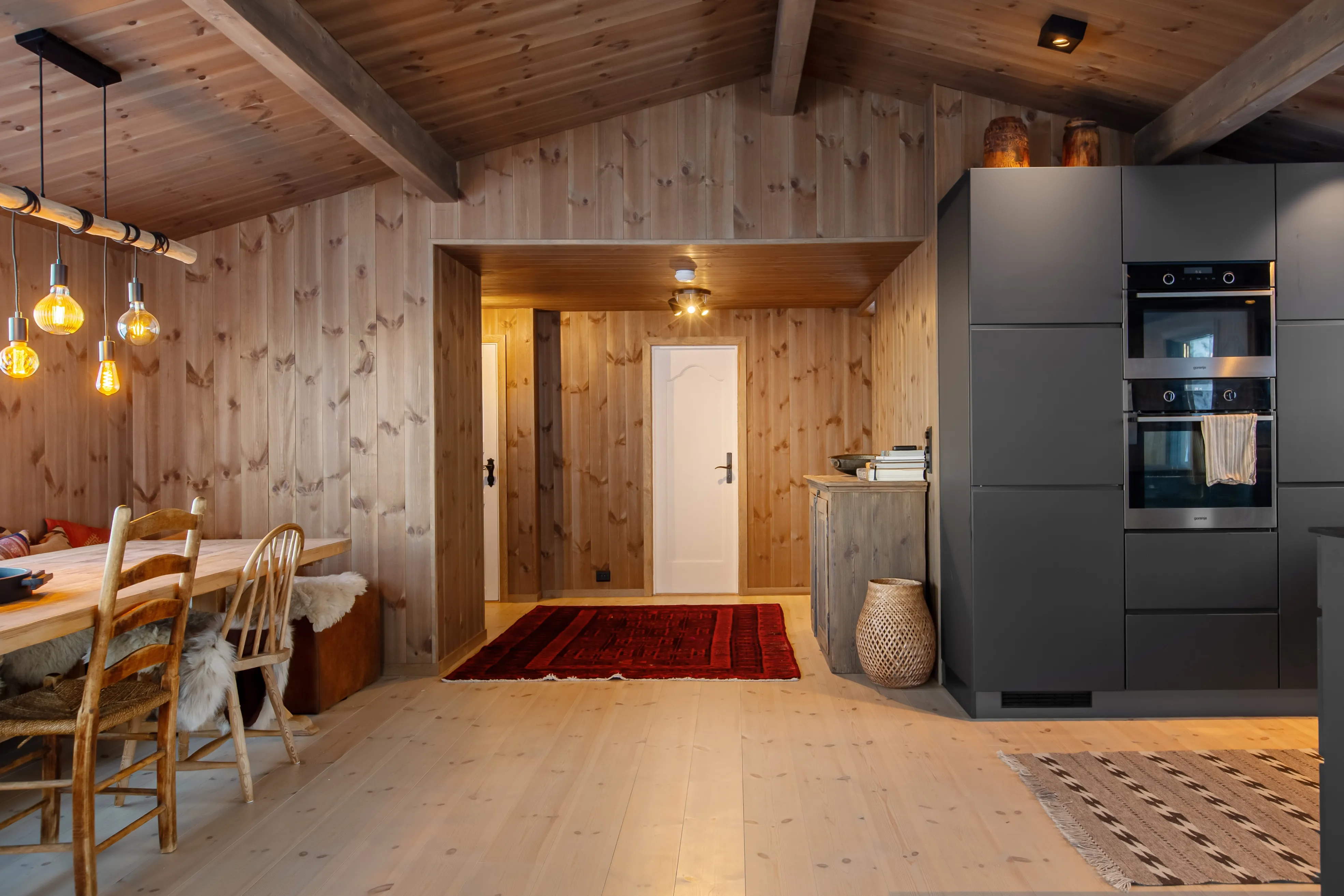 1960s Norwegian Retreat: Renovated 4-Bedroom Country House with Expansive Garden - View image 23 of 47