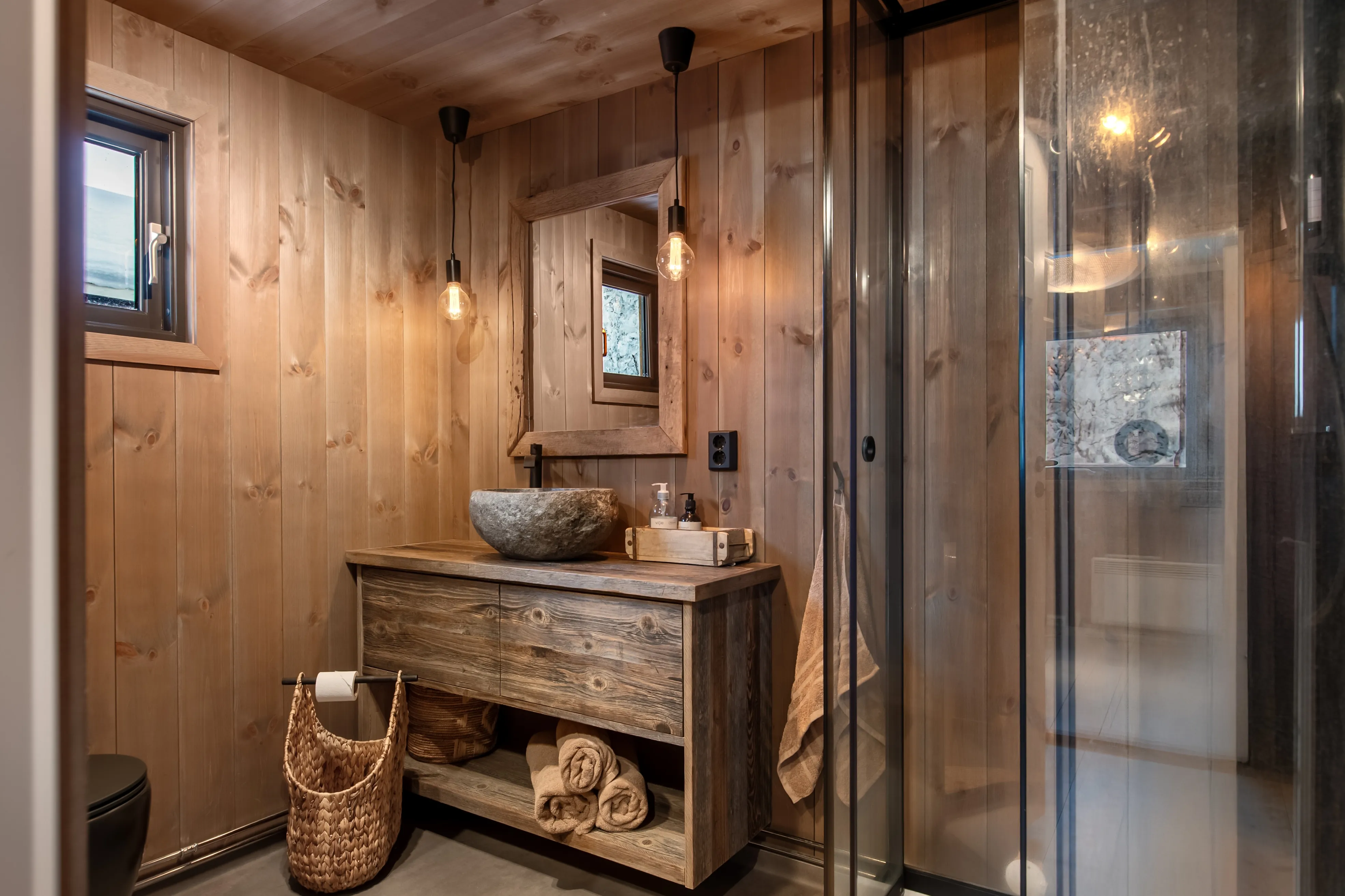 1960s Norwegian Retreat: Renovated 4-Bedroom Country House with Expansive Garden - View image 25 of 47