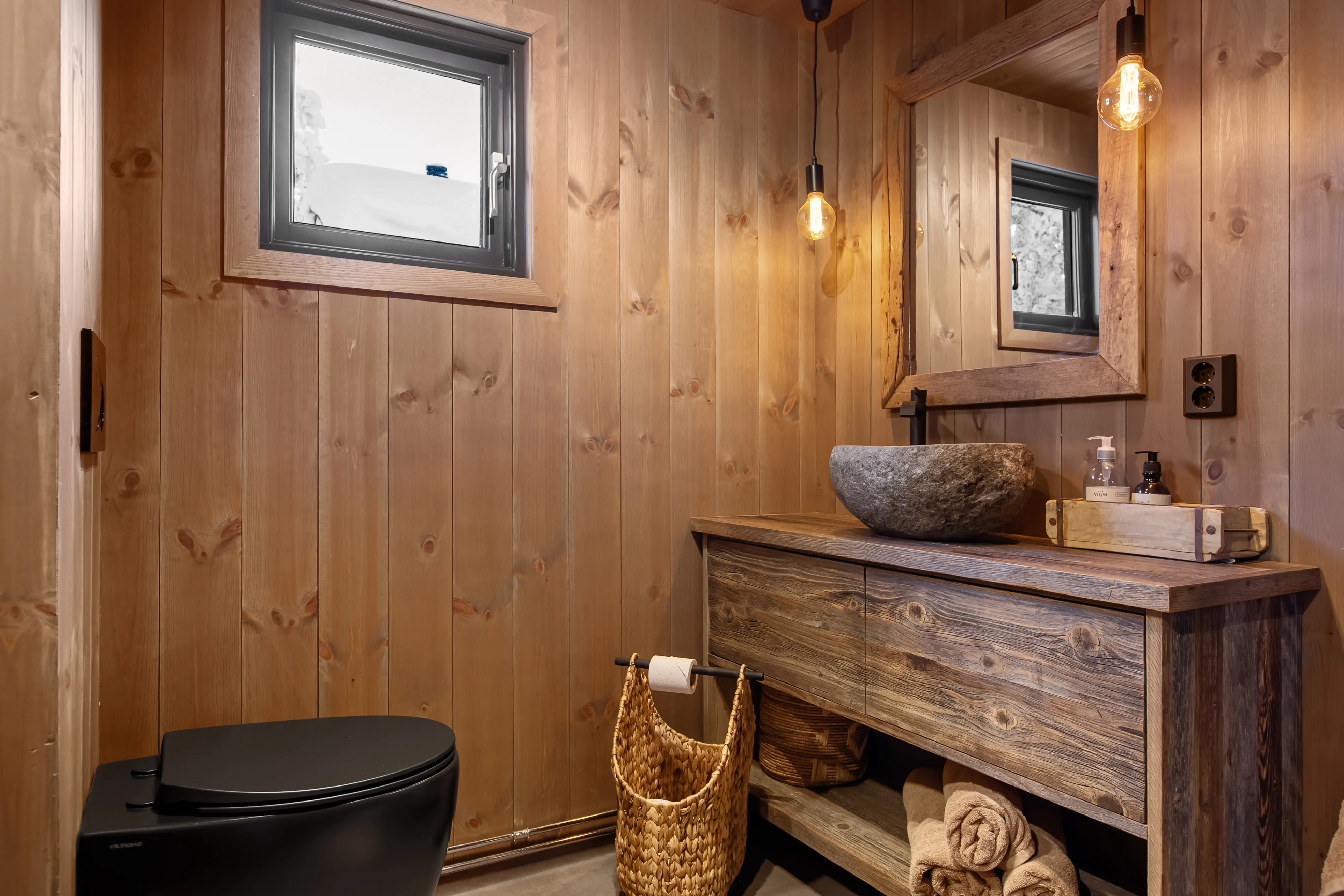 1960s Norwegian Retreat: Renovated 4-Bedroom Country House with Expansive Garden - View image 27 of 47