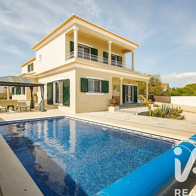 Modern 4-Bedroom Villa with Pool and Garden in Lagoa, Portugal