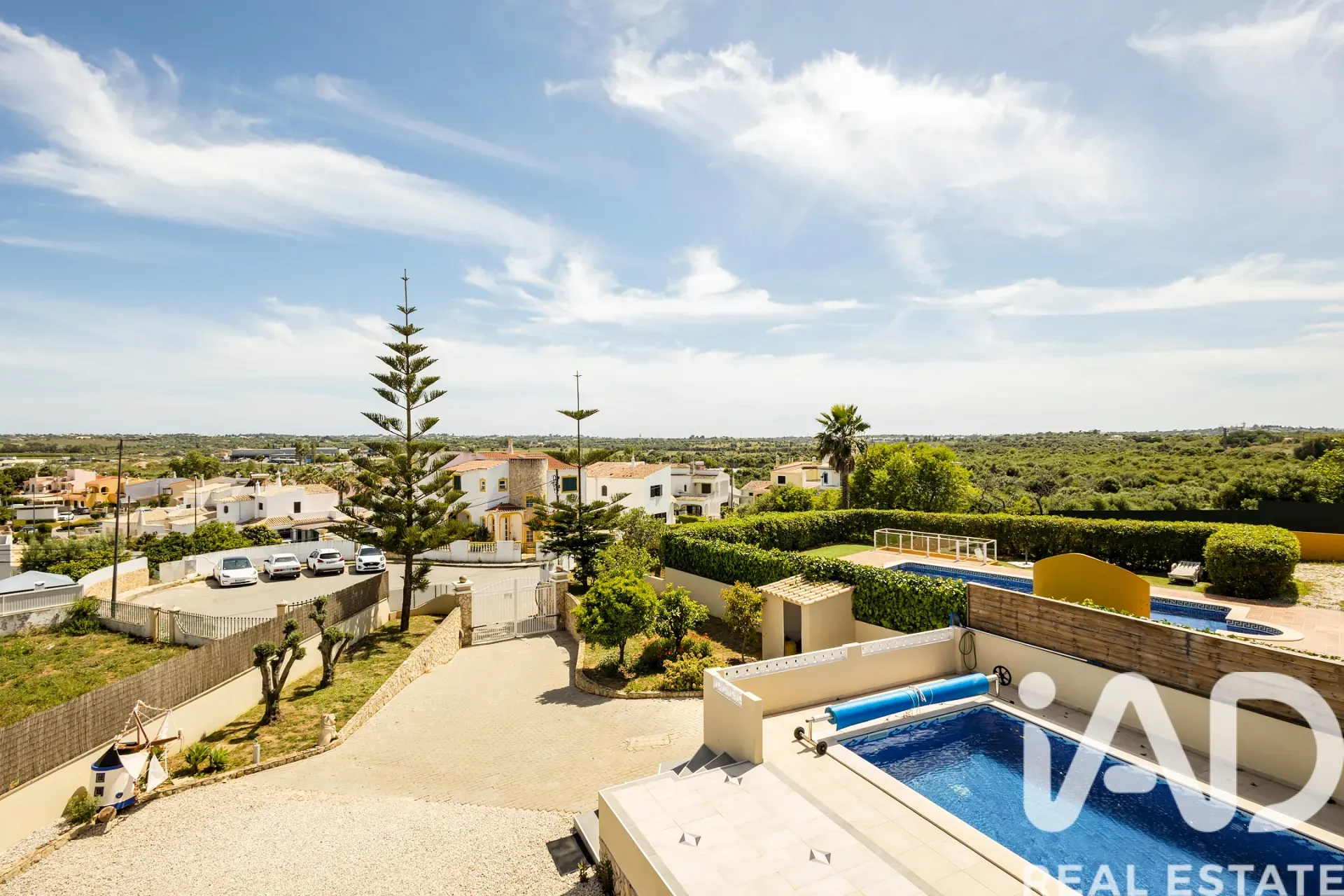 Modern 4-Bedroom Villa with Pool and Garden in Lagoa, Portugal - Image 2