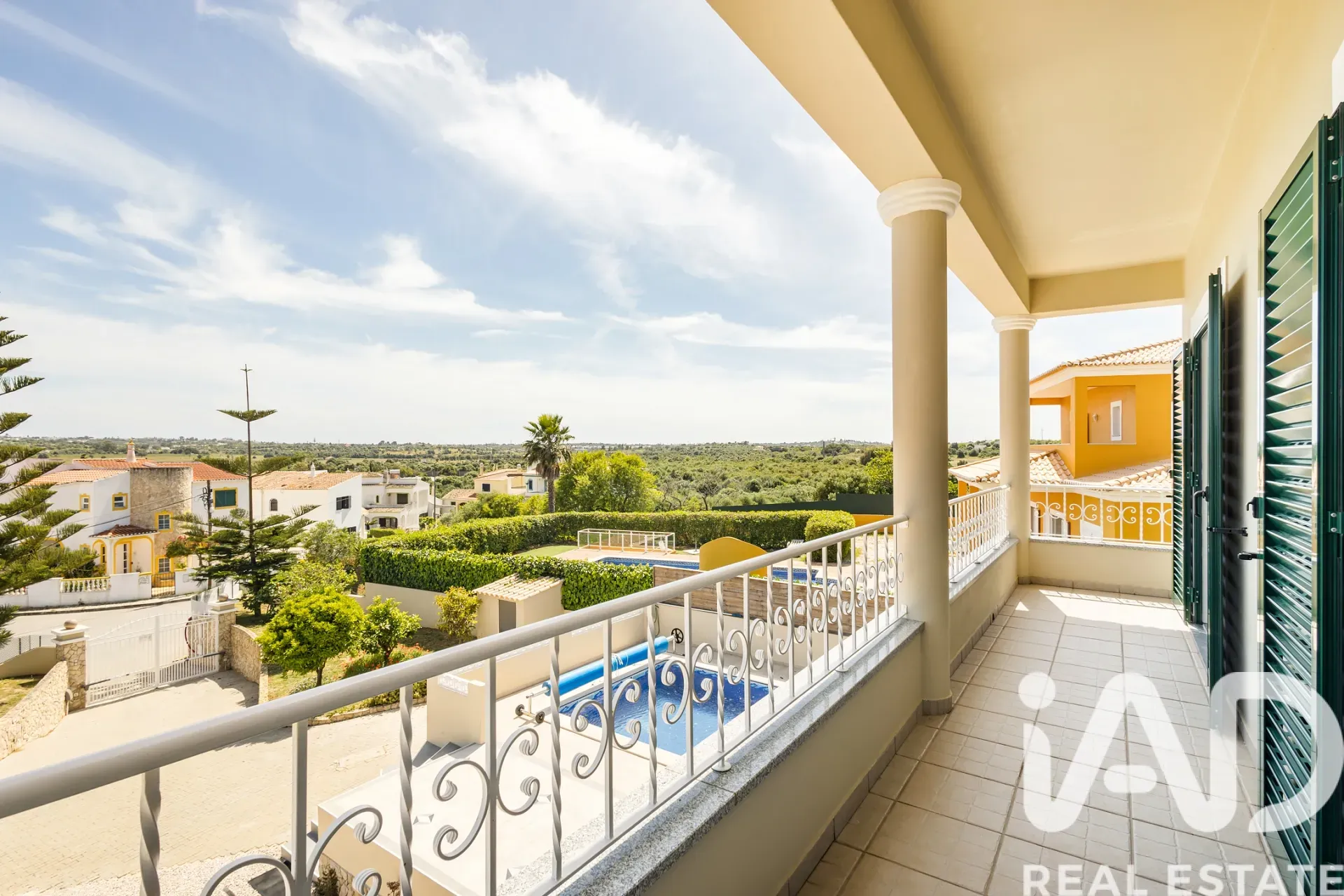 Modern 4-Bedroom Villa with Pool and Garden in Lagoa, Portugal - Image 3