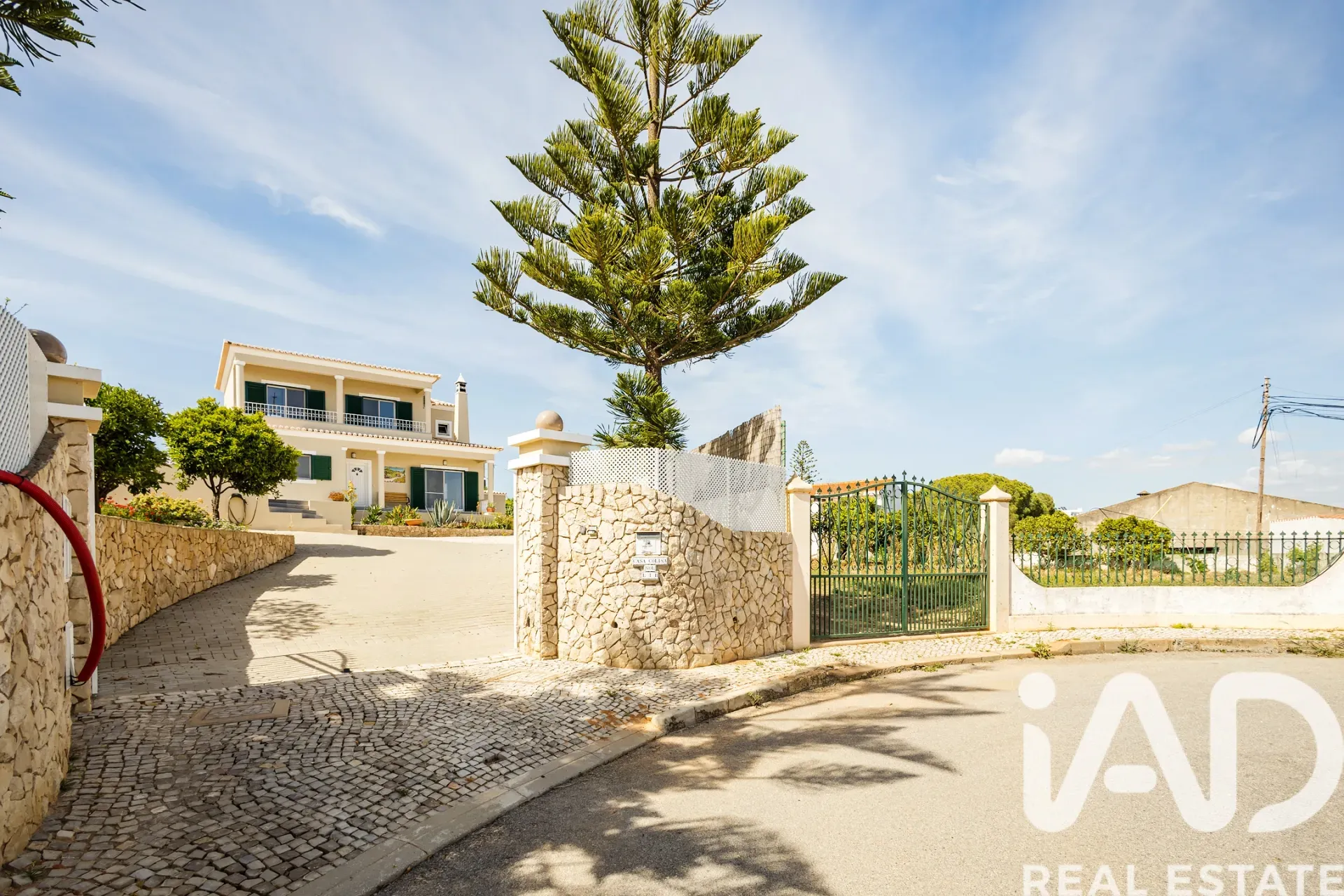 Modern 4-Bedroom Villa with Pool and Garden in Lagoa, Portugal - Image 4