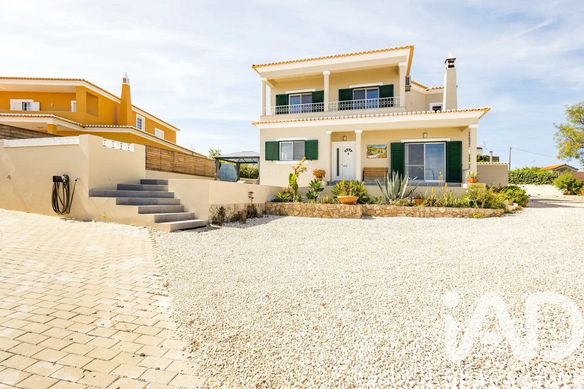 Modern 4-Bedroom Villa with Pool and Garden in Lagoa, Portugal - Image 5