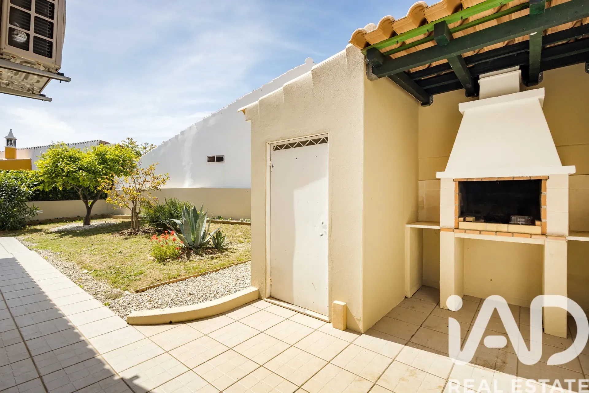 Modern 4-Bedroom Villa with Pool and Garden in Lagoa, Portugal - View image 9 of 30