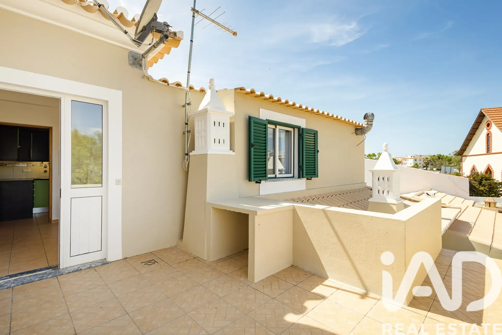 Modern 4-Bedroom Villa with Pool and Garden in Lagoa, Portugal - View image 10 of 30