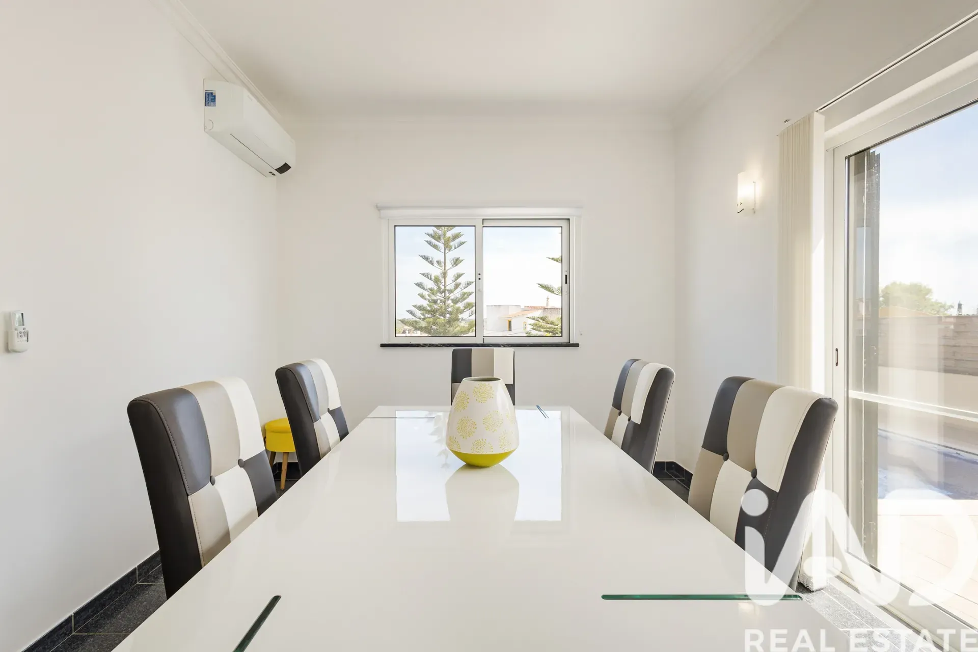 Modern 4-Bedroom Villa with Pool and Garden in Lagoa, Portugal - View image 11 of 30