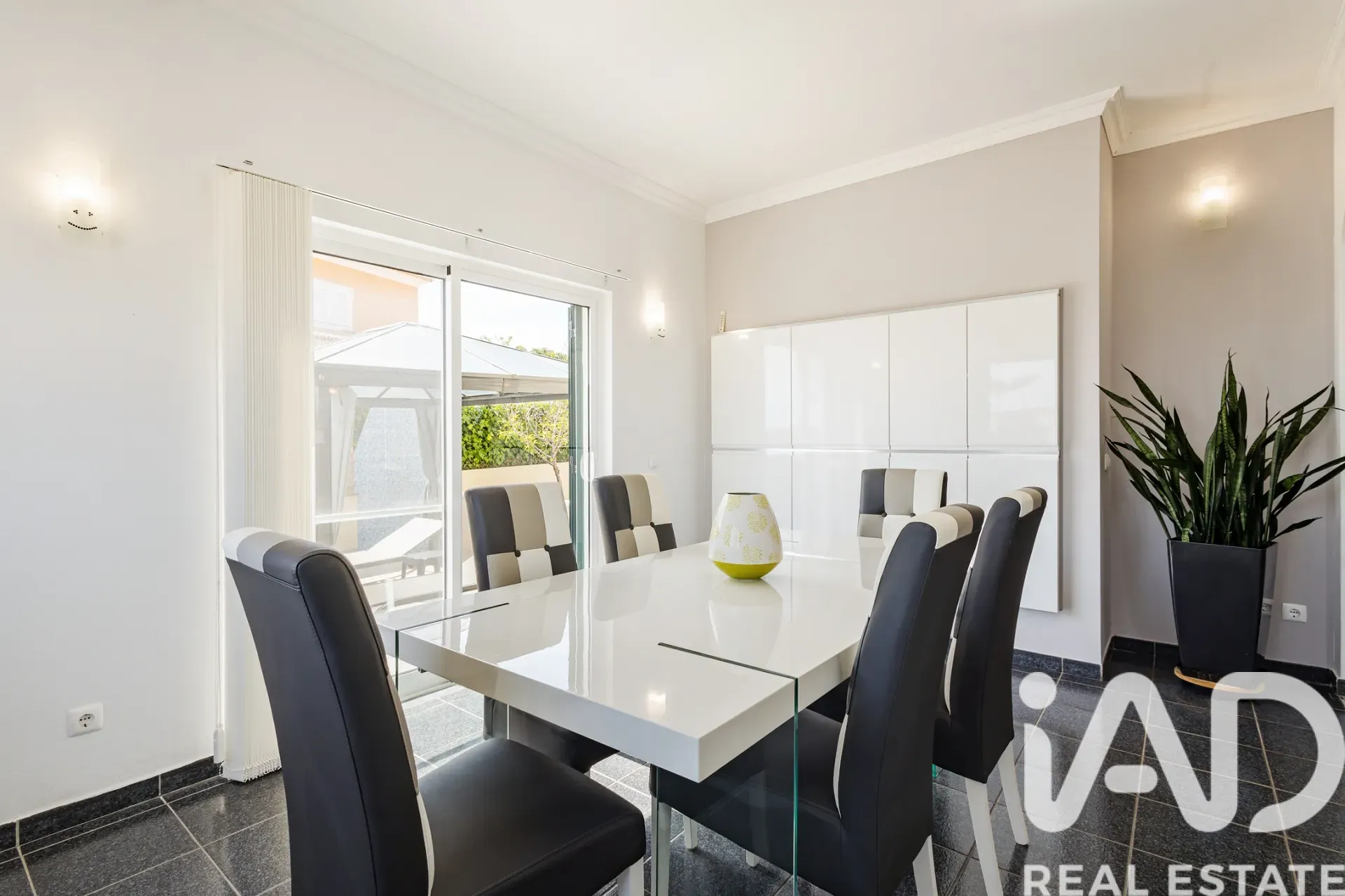 Modern 4-Bedroom Villa with Pool and Garden in Lagoa, Portugal - View image 12 of 30