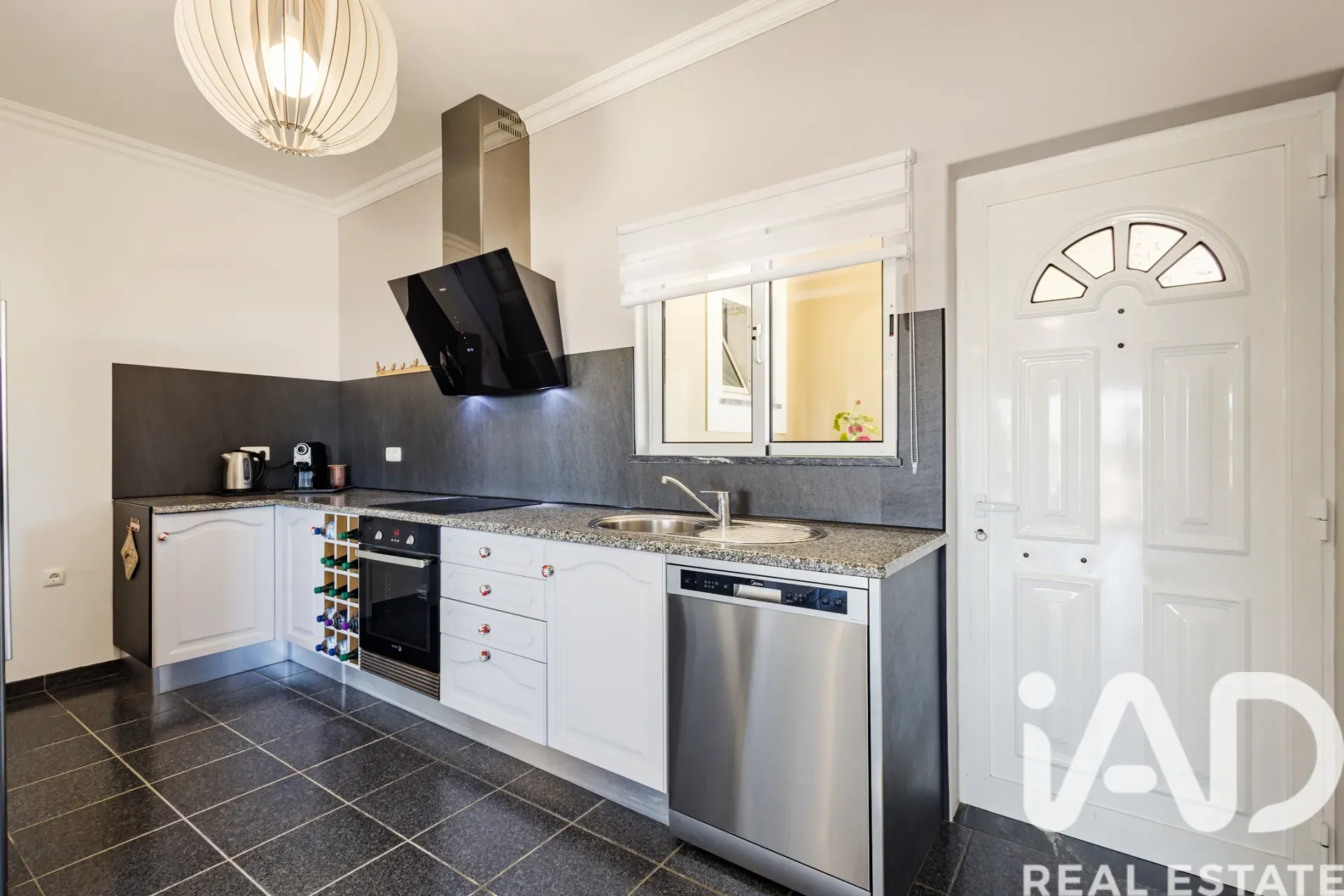 Modern 4-Bedroom Villa with Pool and Garden in Lagoa, Portugal - View image 15 of 30