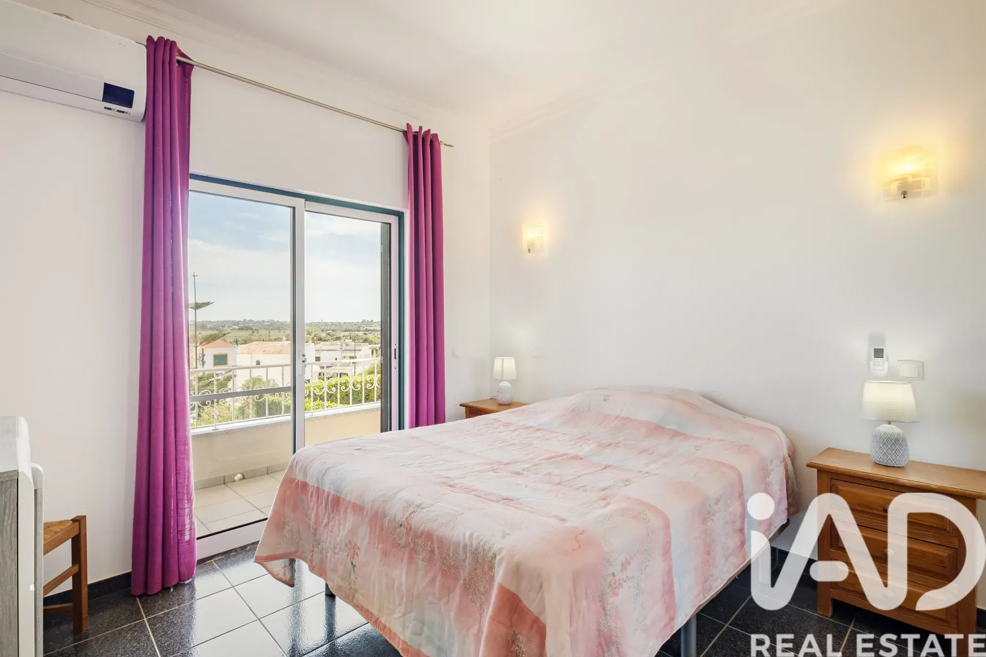 Modern 4-Bedroom Villa with Pool and Garden in Lagoa, Portugal - View image 17 of 30