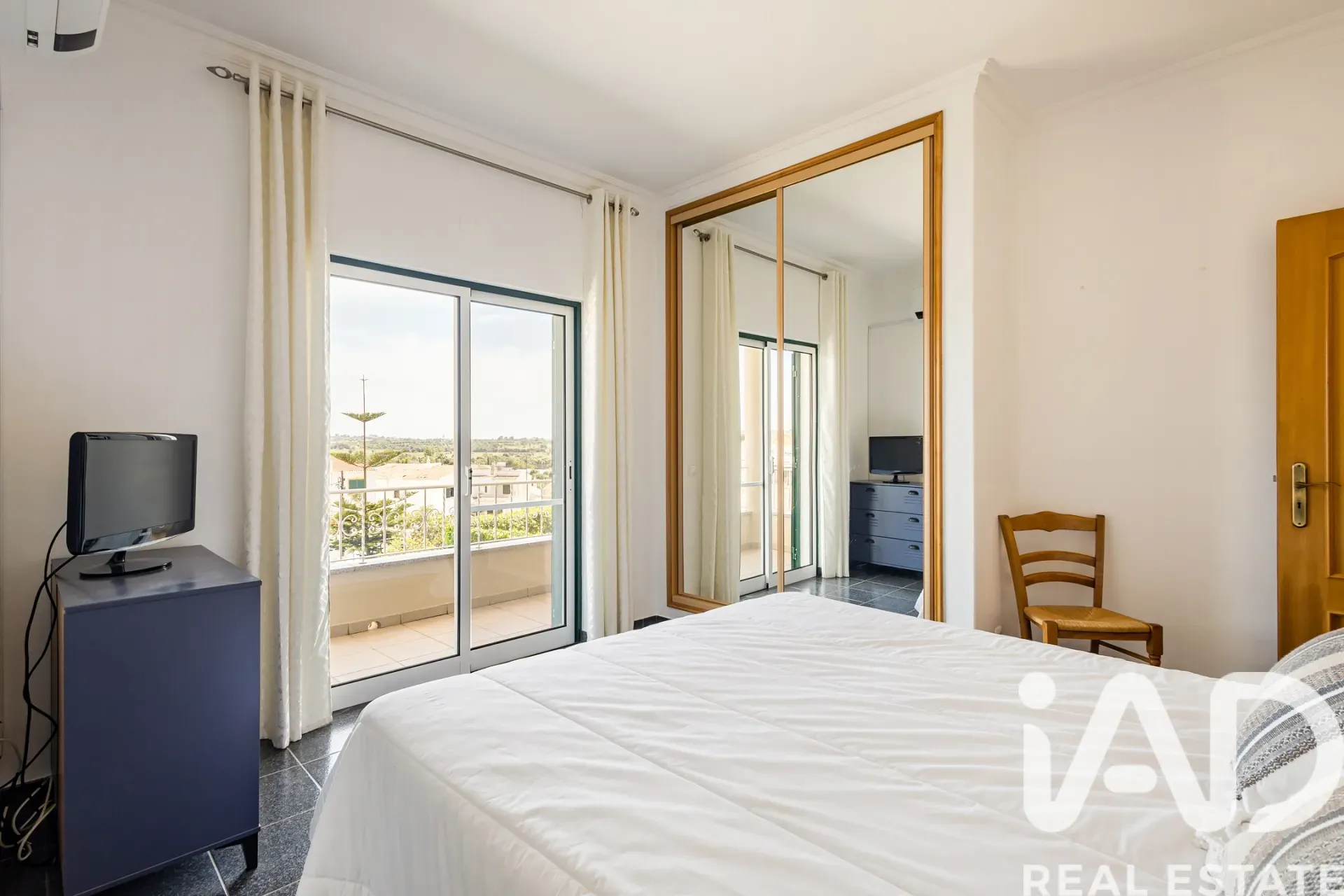 Modern 4-Bedroom Villa with Pool and Garden in Lagoa, Portugal - View image 18 of 30