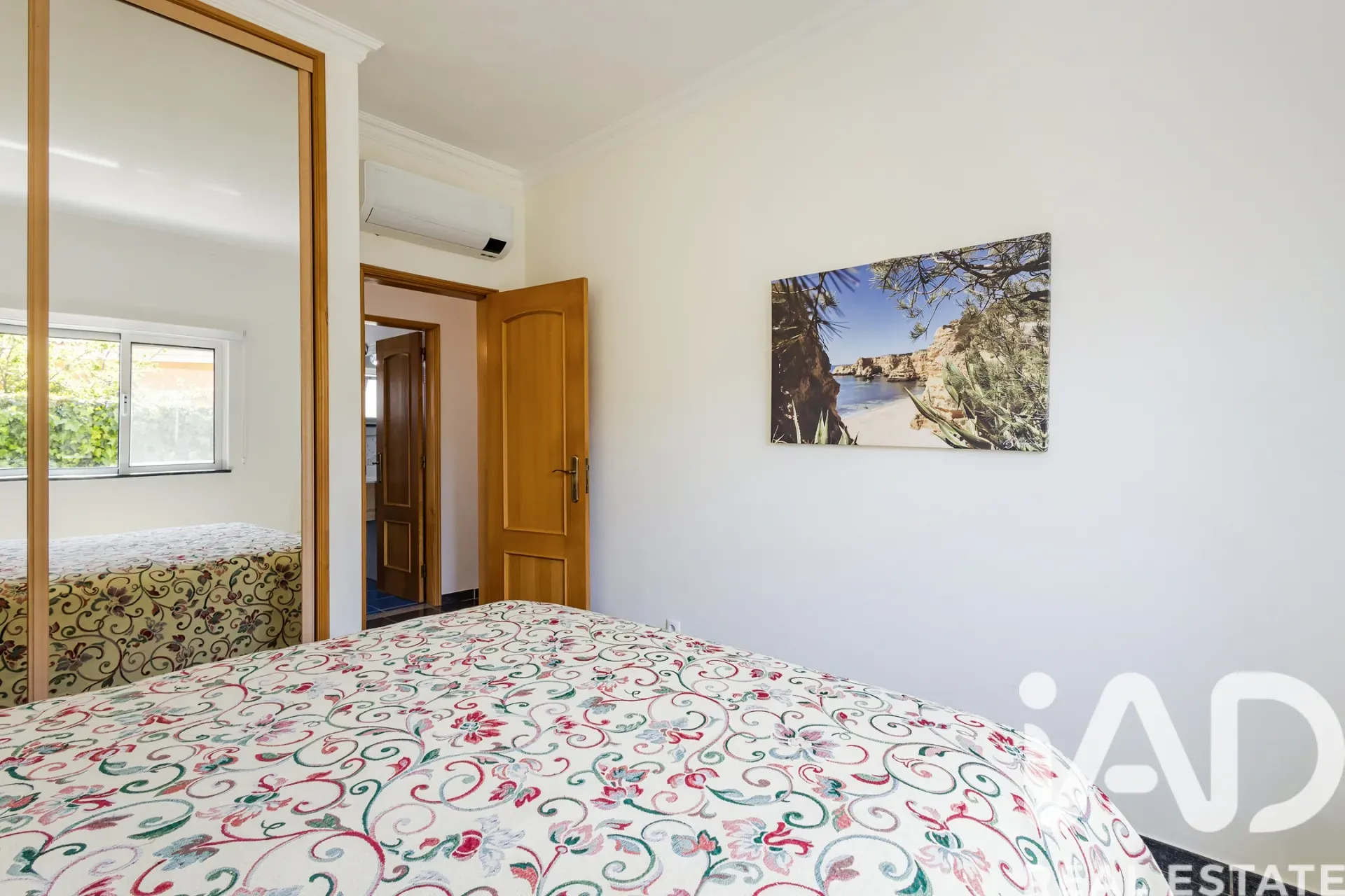 Modern 4-Bedroom Villa with Pool and Garden in Lagoa, Portugal - View image 19 of 30