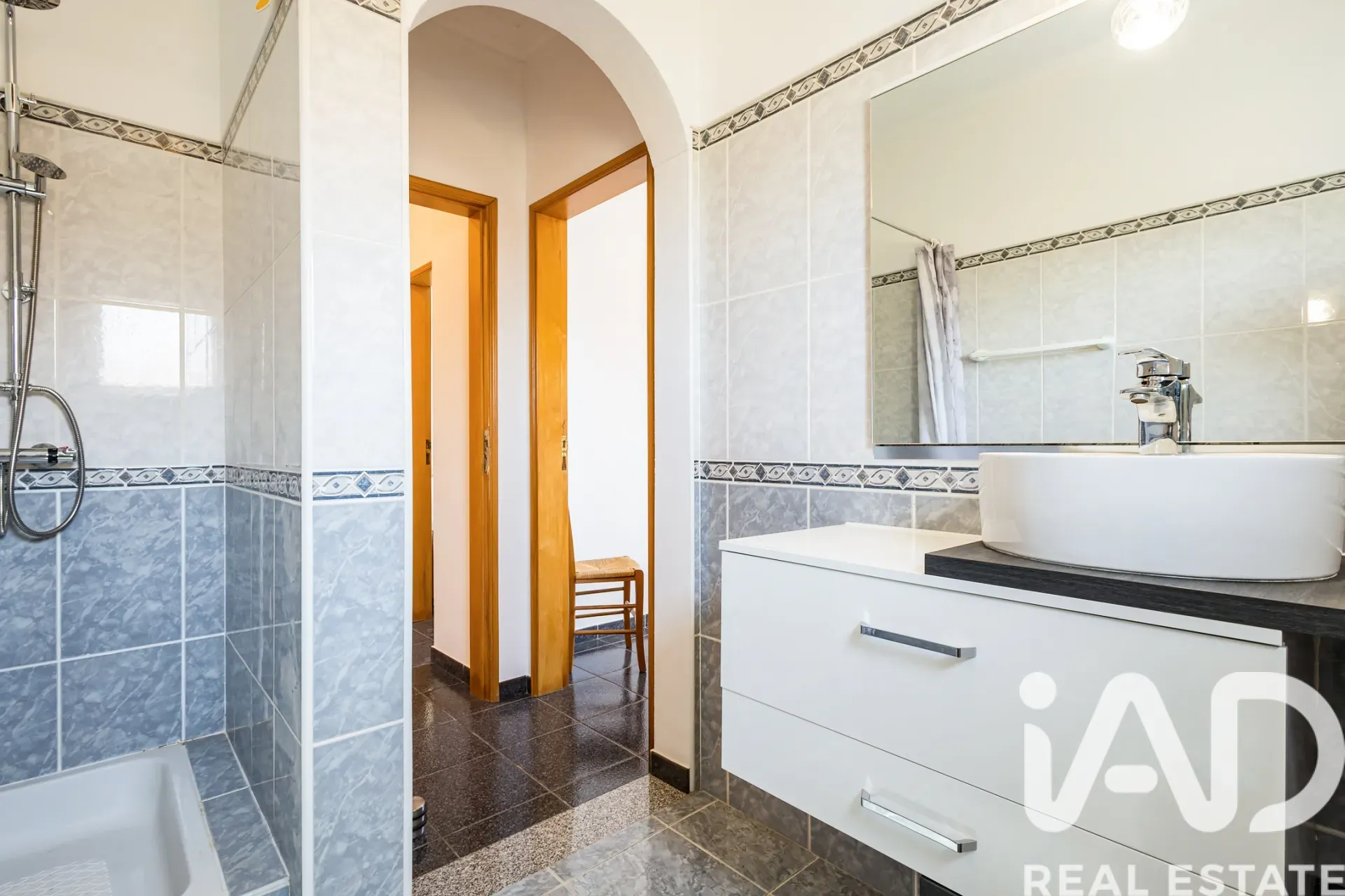 Modern 4-Bedroom Villa with Pool and Garden in Lagoa, Portugal - View image 20 of 30