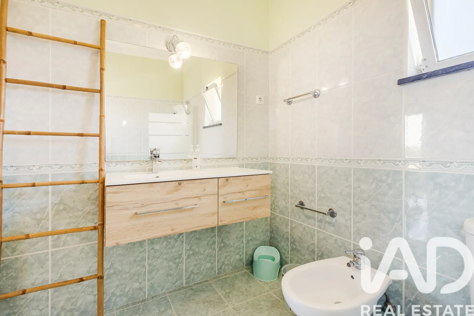 Modern 4-Bedroom Villa with Pool and Garden in Lagoa, Portugal - View image 22 of 30