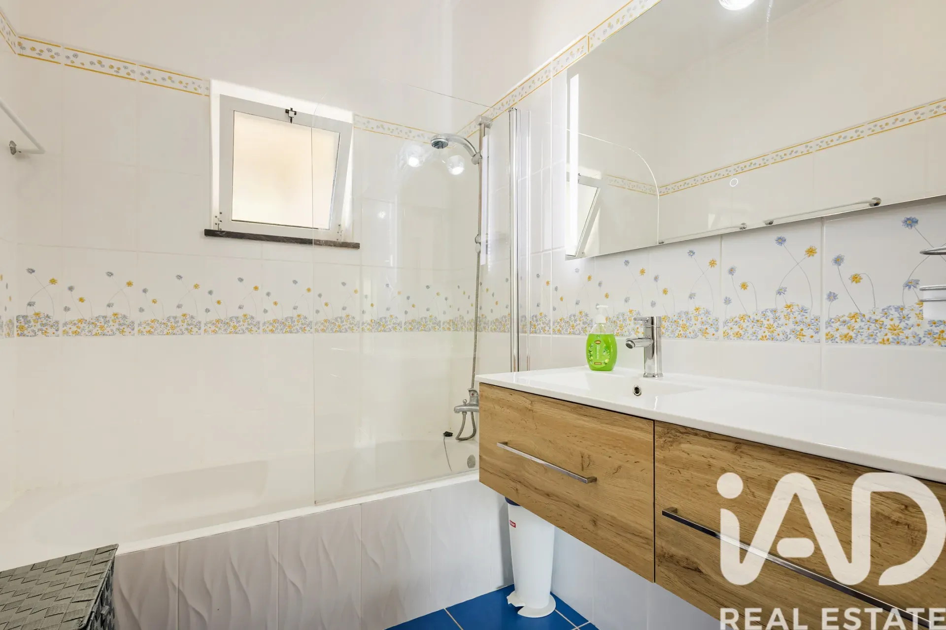 Modern 4-Bedroom Villa with Pool and Garden in Lagoa, Portugal - View image 23 of 30