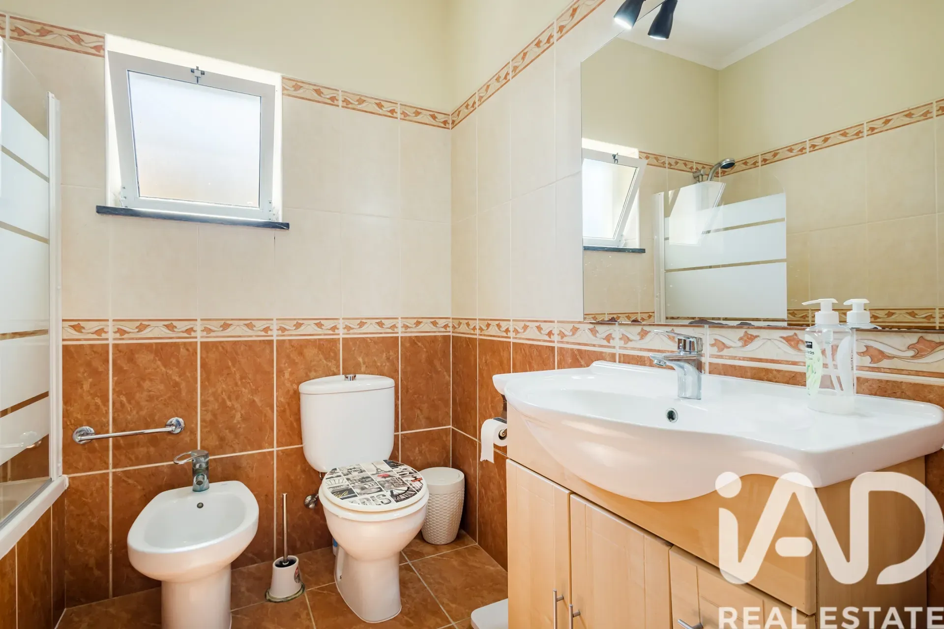 Modern 4-Bedroom Villa with Pool and Garden in Lagoa, Portugal - View image 24 of 30