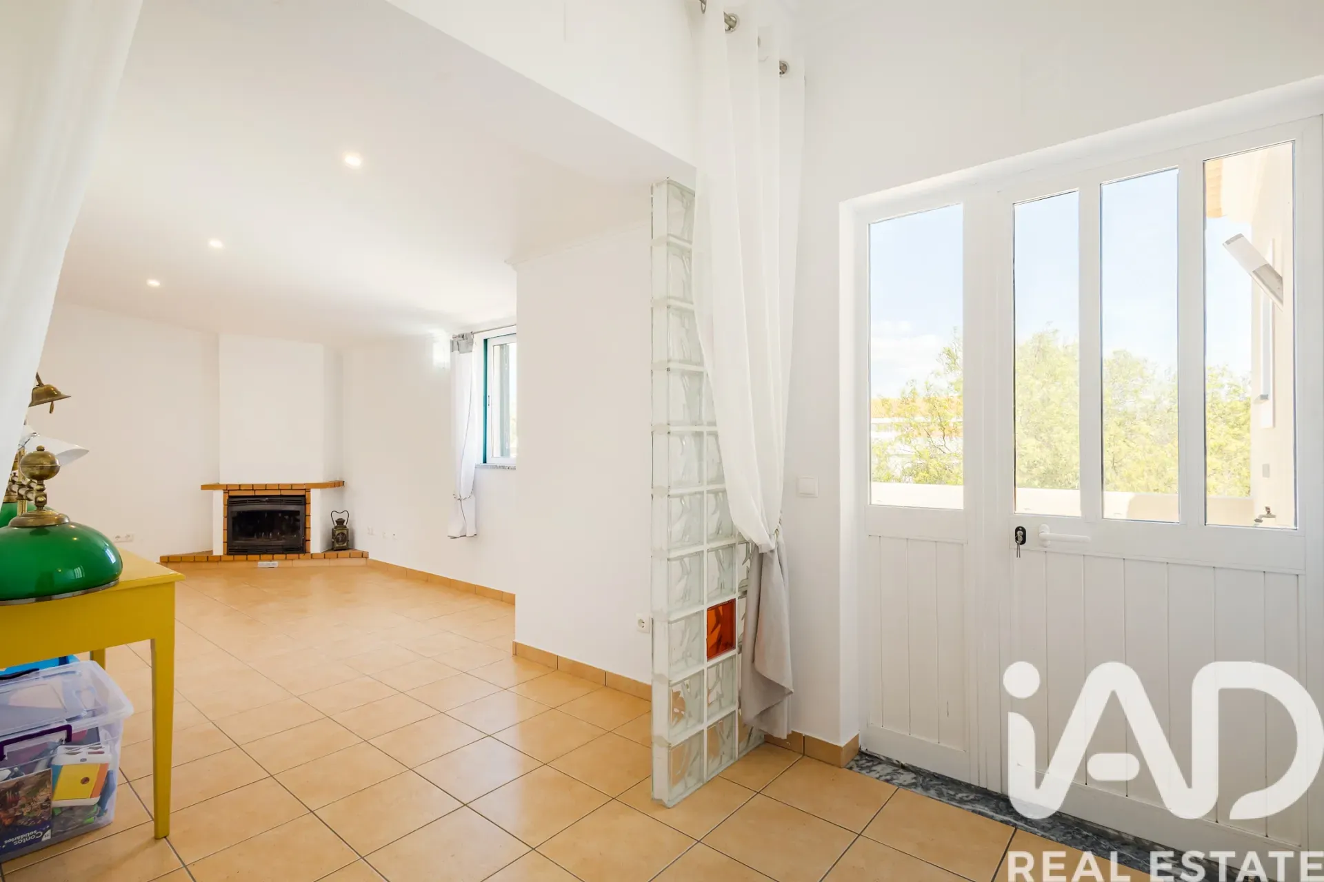 Modern 4-Bedroom Villa with Pool and Garden in Lagoa, Portugal - View image 27 of 30