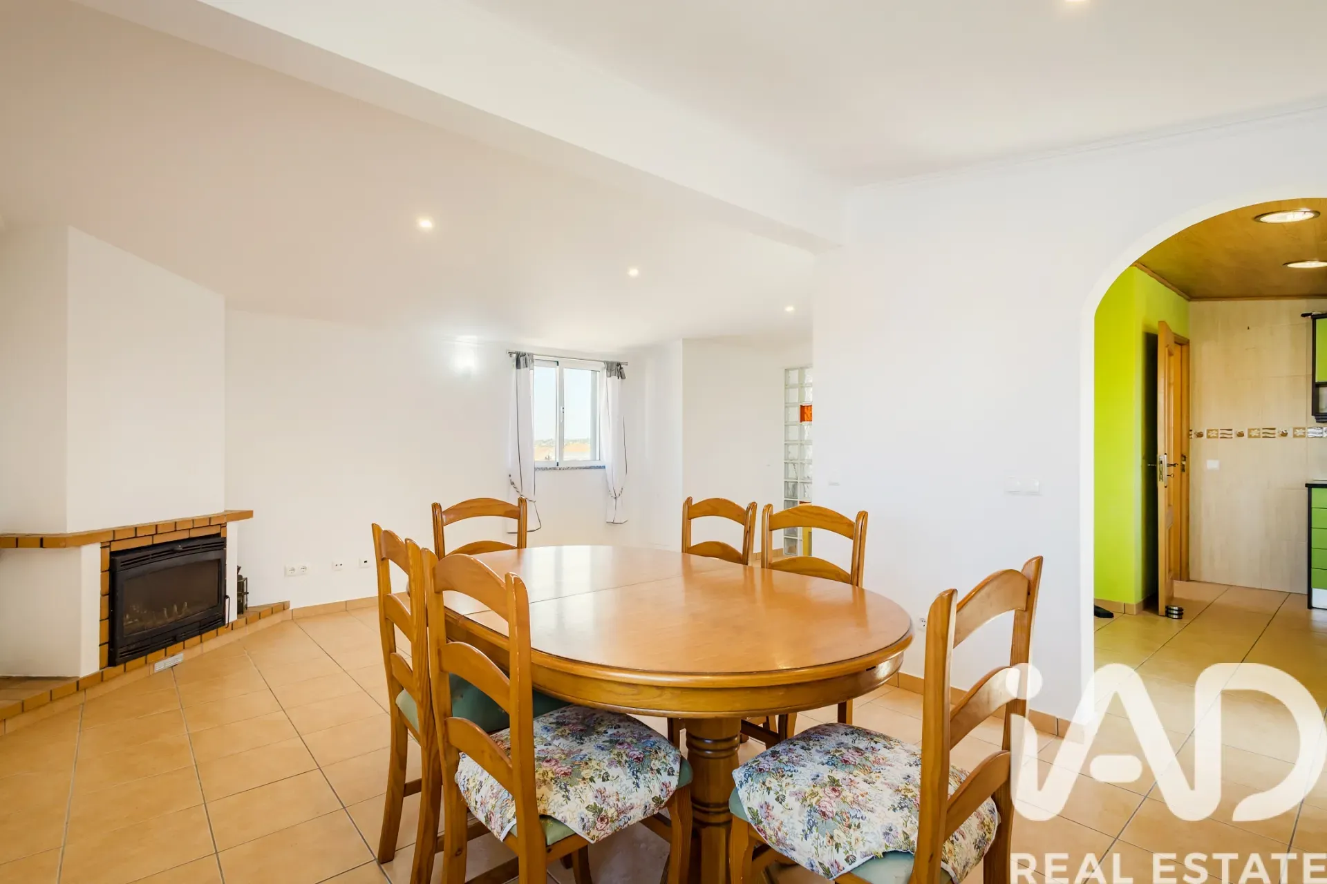 Modern 4-Bedroom Villa with Pool and Garden in Lagoa, Portugal - View image 28 of 30