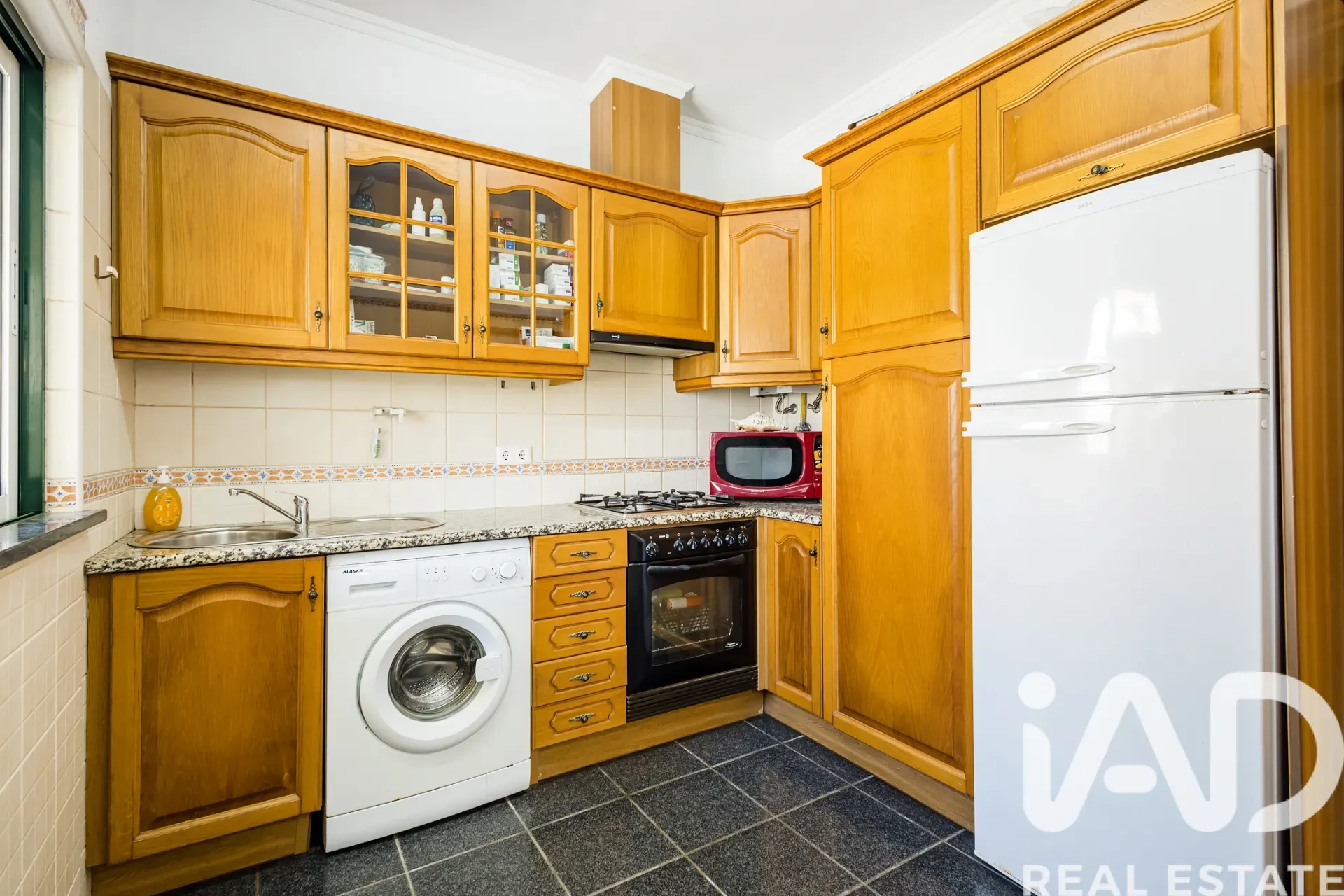 Modern 4-Bedroom Villa with Pool and Garden in Lagoa, Portugal - View image 29 of 30