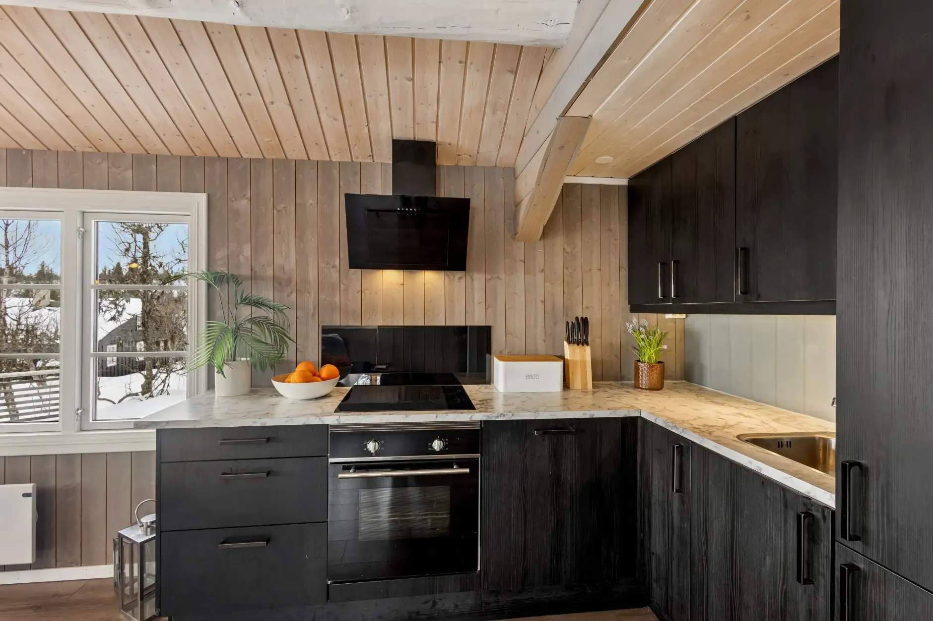 Norwegian Retreat: Modern 2-Bedroom Cabin with Terrace Near Ski Trails - View image 8 of 30