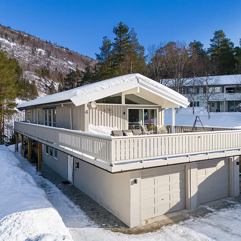 Romslig norsk hus fra 1980-tallet med terrasse og parkeringsplass i Hol