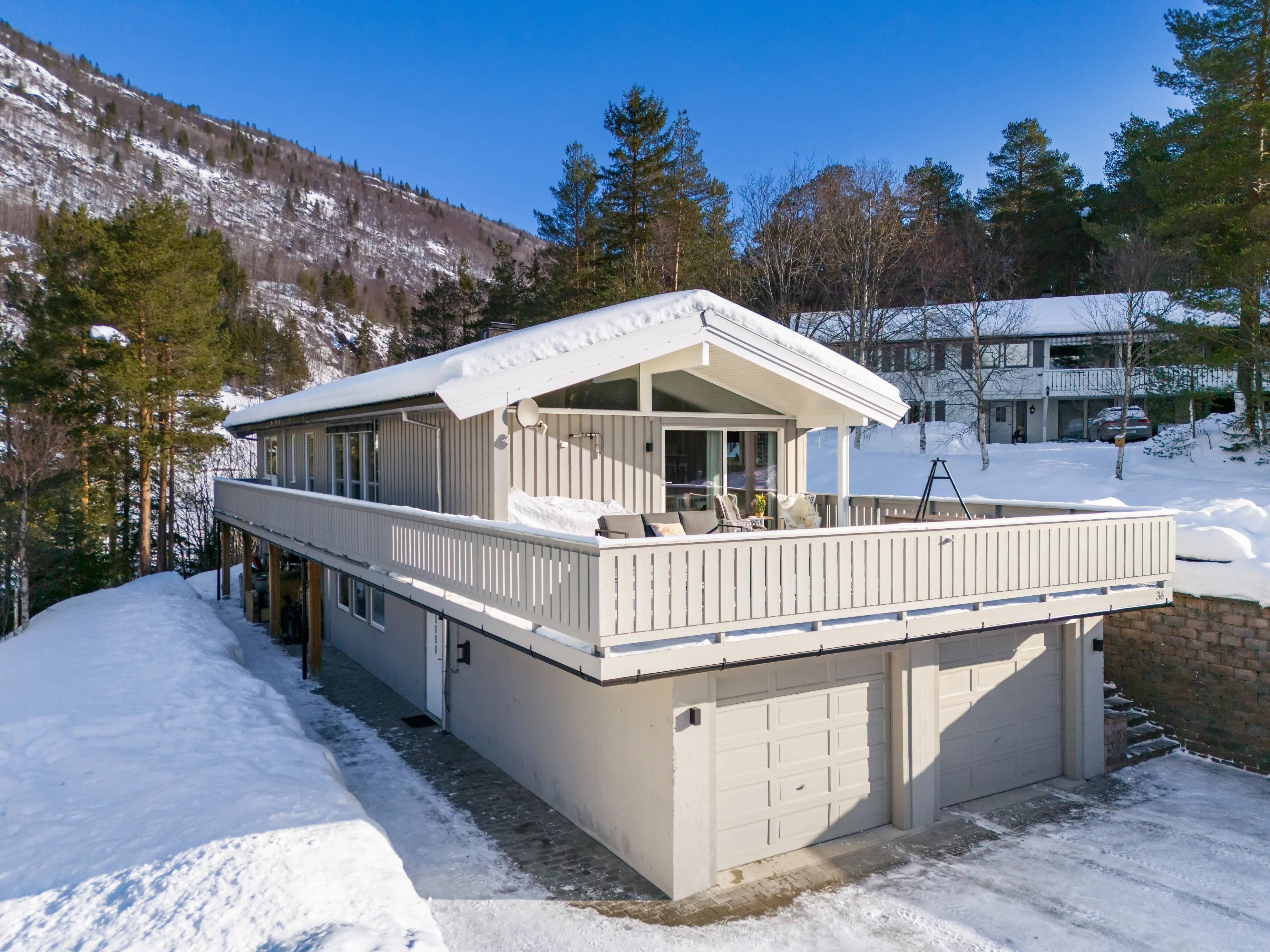 Romslig norsk hus fra 1980-tallet med terrasse og parkeringsplass i Hol - Image 1