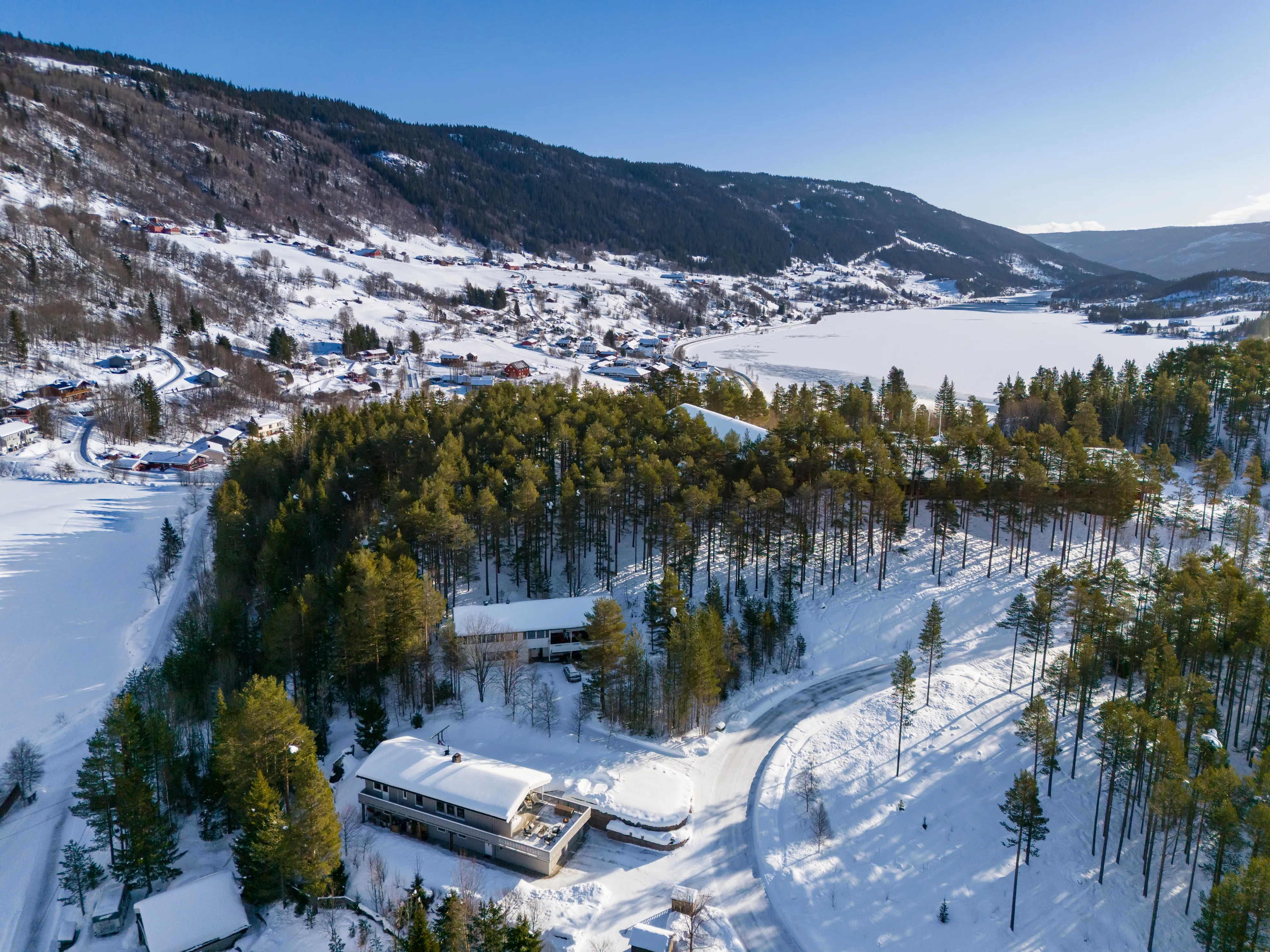 Romslig norsk hus fra 1980-tallet med terrasse og parkeringsplass i Hol - Image 2