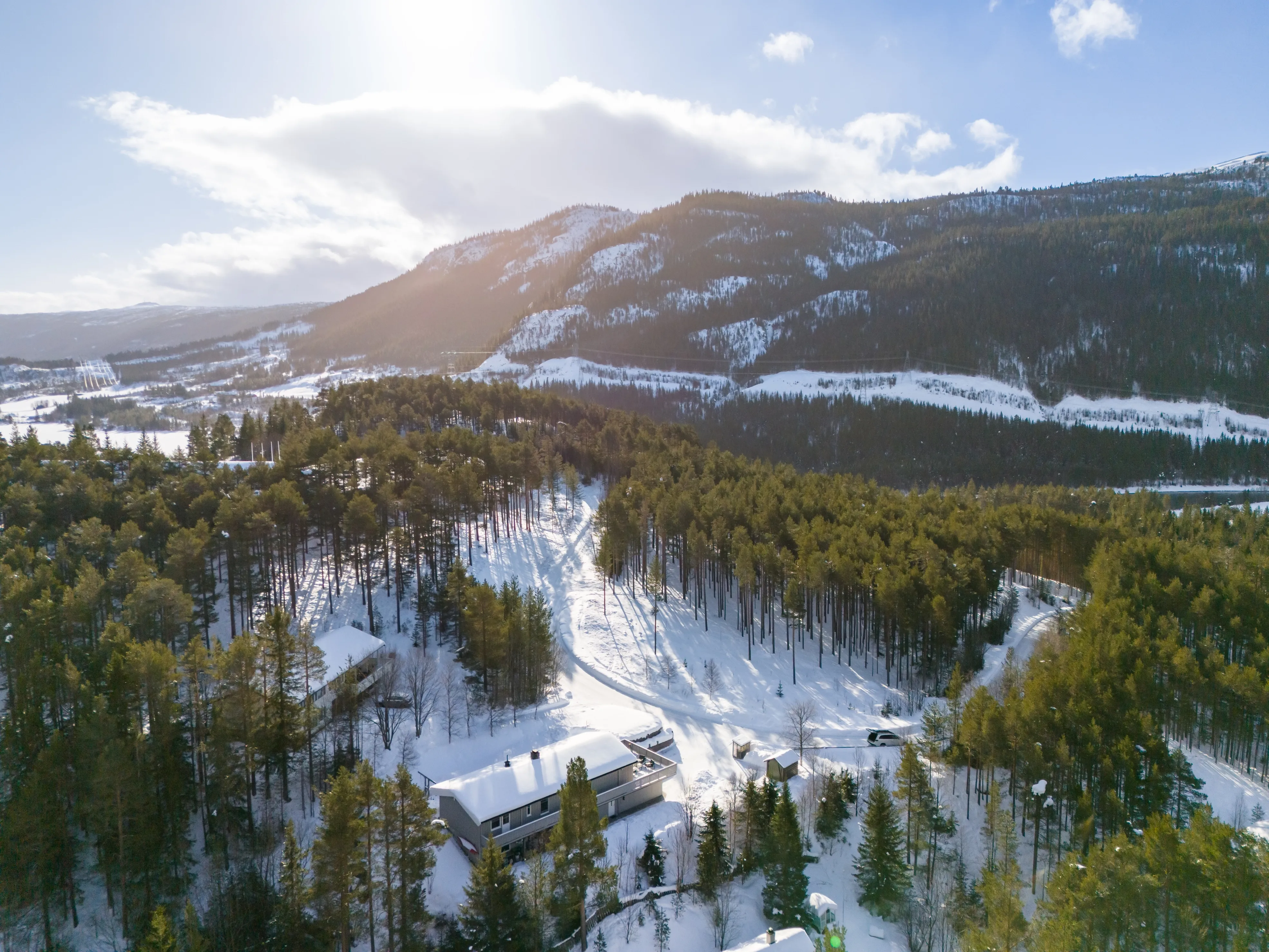 Romslig norsk hus fra 1980-tallet med terrasse og parkeringsplass i Hol - Image 3