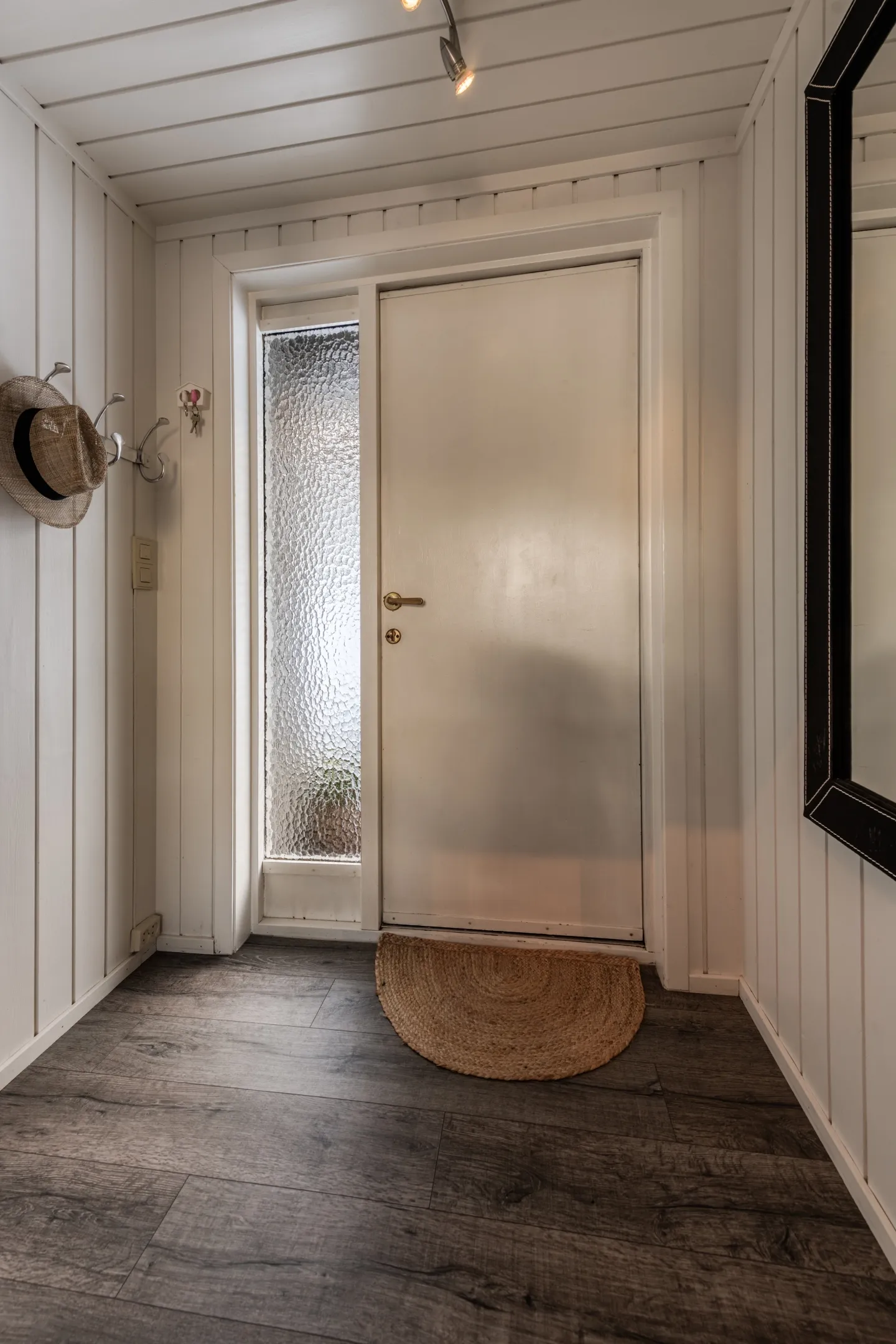 Romslig norsk hus fra 1980-tallet med terrasse og parkeringsplass i Hol - Image 4