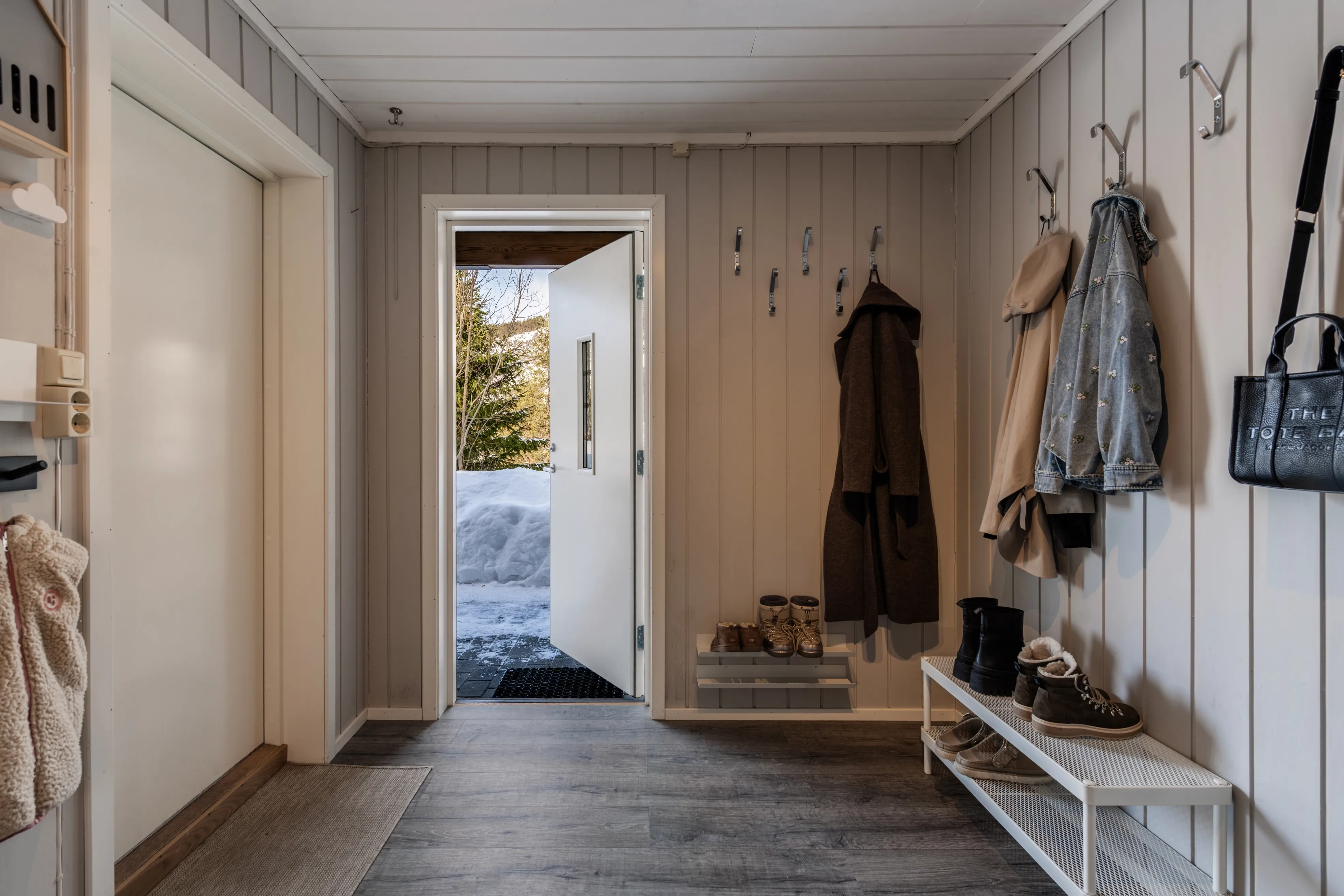 Romslig norsk hus fra 1980-tallet med terrasse og parkeringsplass i Hol - Image 5