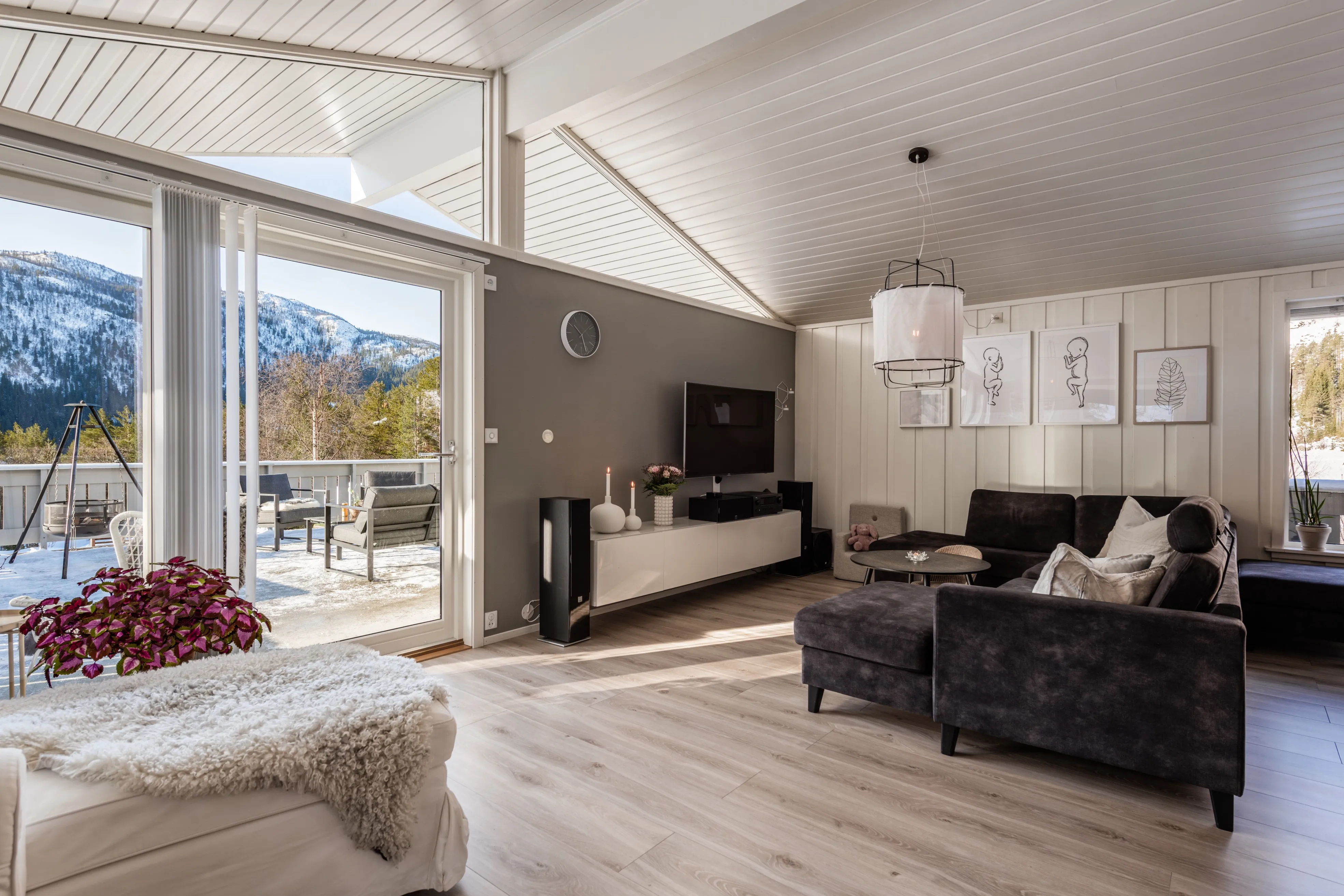 Romslig norsk hus fra 1980-tallet med terrasse og parkeringsplass i Hol - Vis bilde 7 av 50