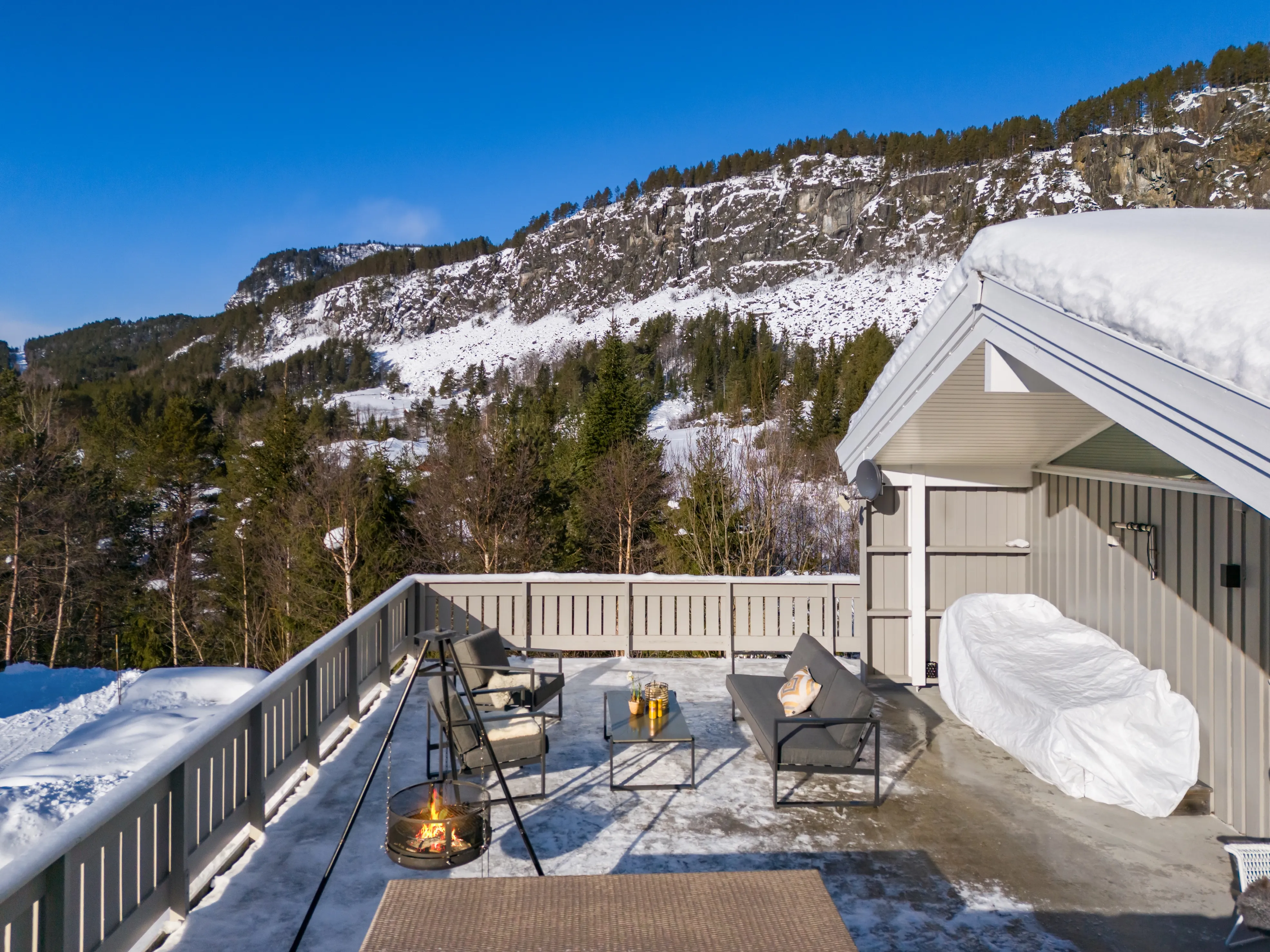 Romslig norsk hus fra 1980-tallet med terrasse og parkeringsplass i Hol - Vis bilde 10 av 50