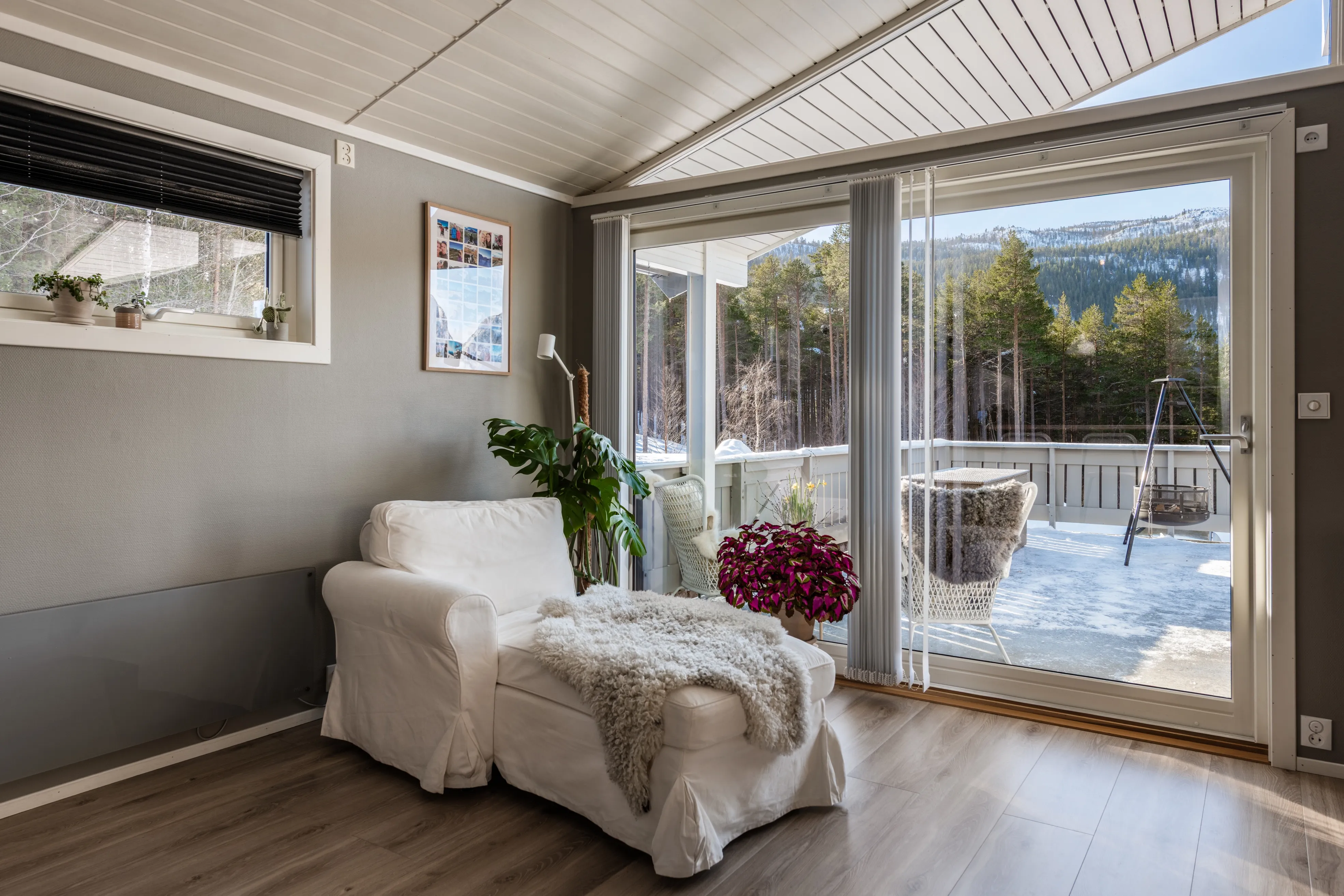 Romslig norsk hus fra 1980-tallet med terrasse og parkeringsplass i Hol - Vis bilde 12 av 50