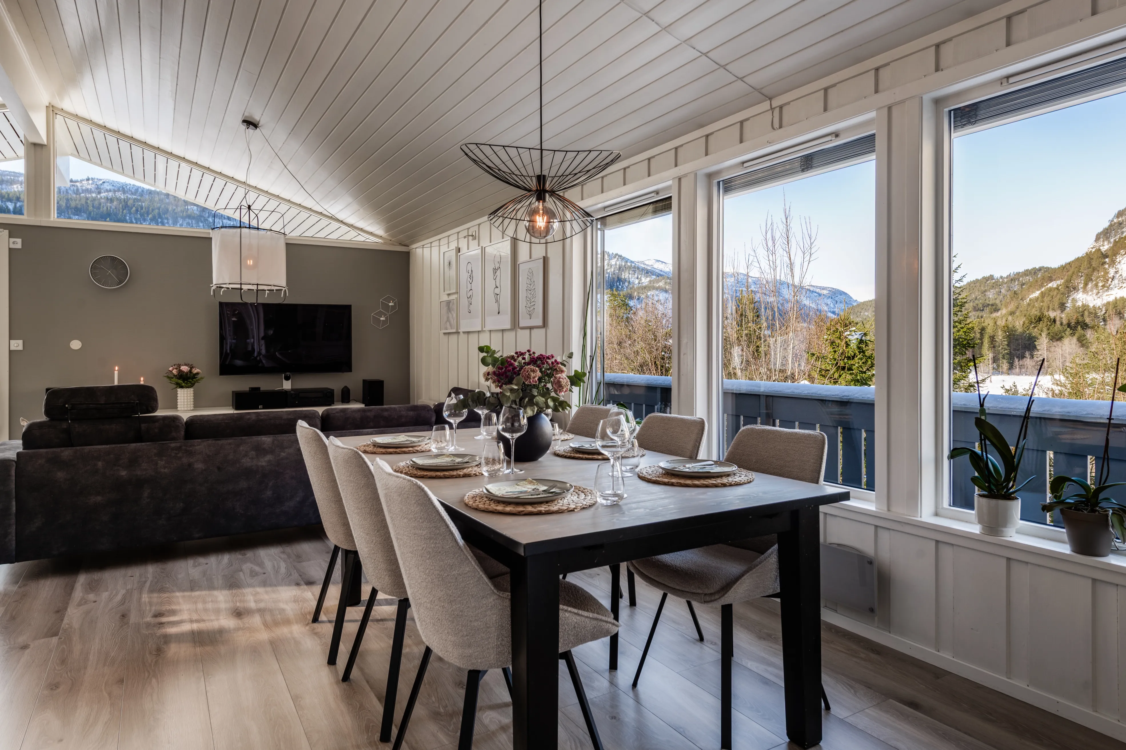 Romslig norsk hus fra 1980-tallet med terrasse og parkeringsplass i Hol - Vis bilde 13 av 50