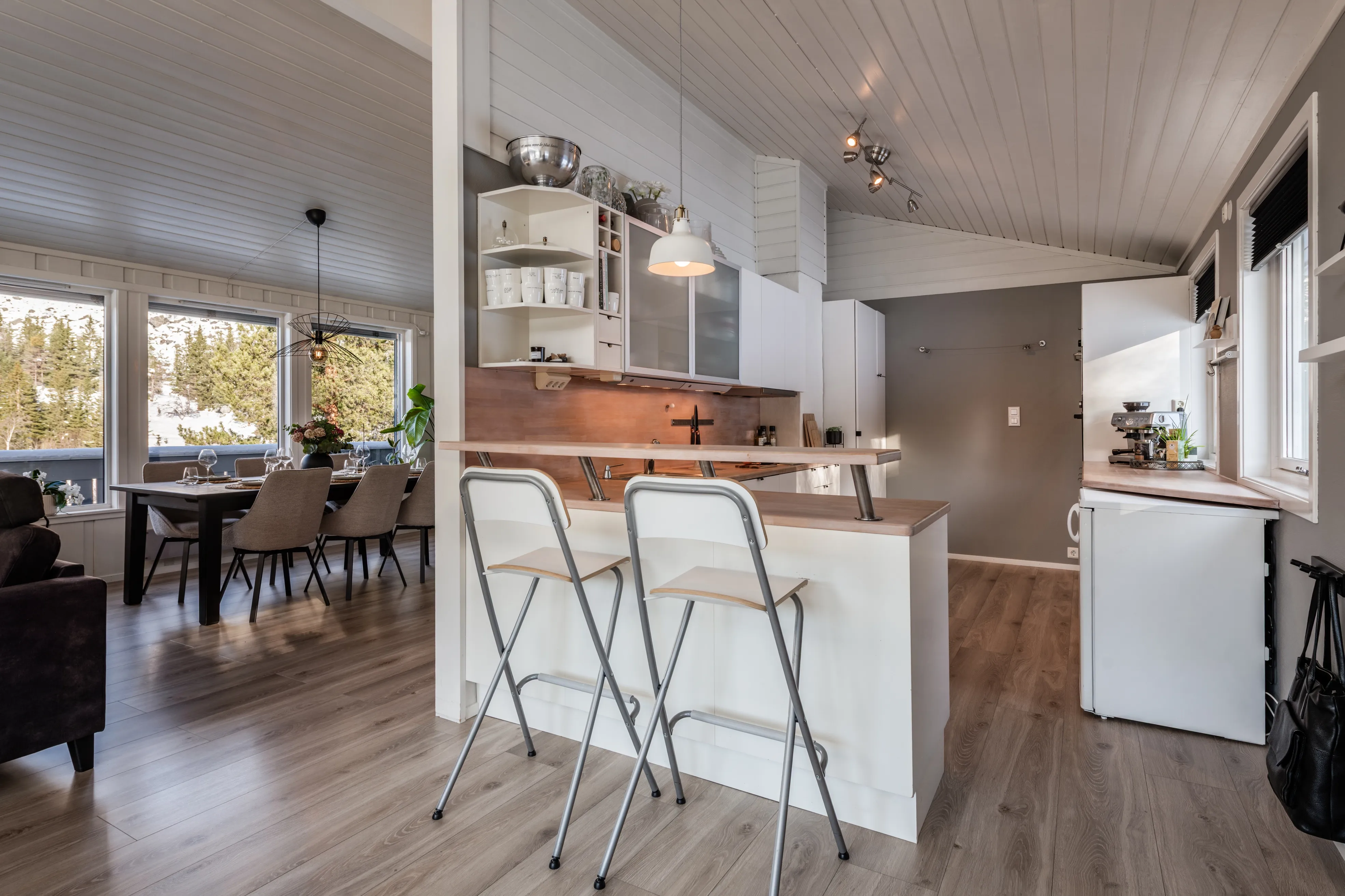 Romslig norsk hus fra 1980-tallet med terrasse og parkeringsplass i Hol - Vis bilde 16 av 50