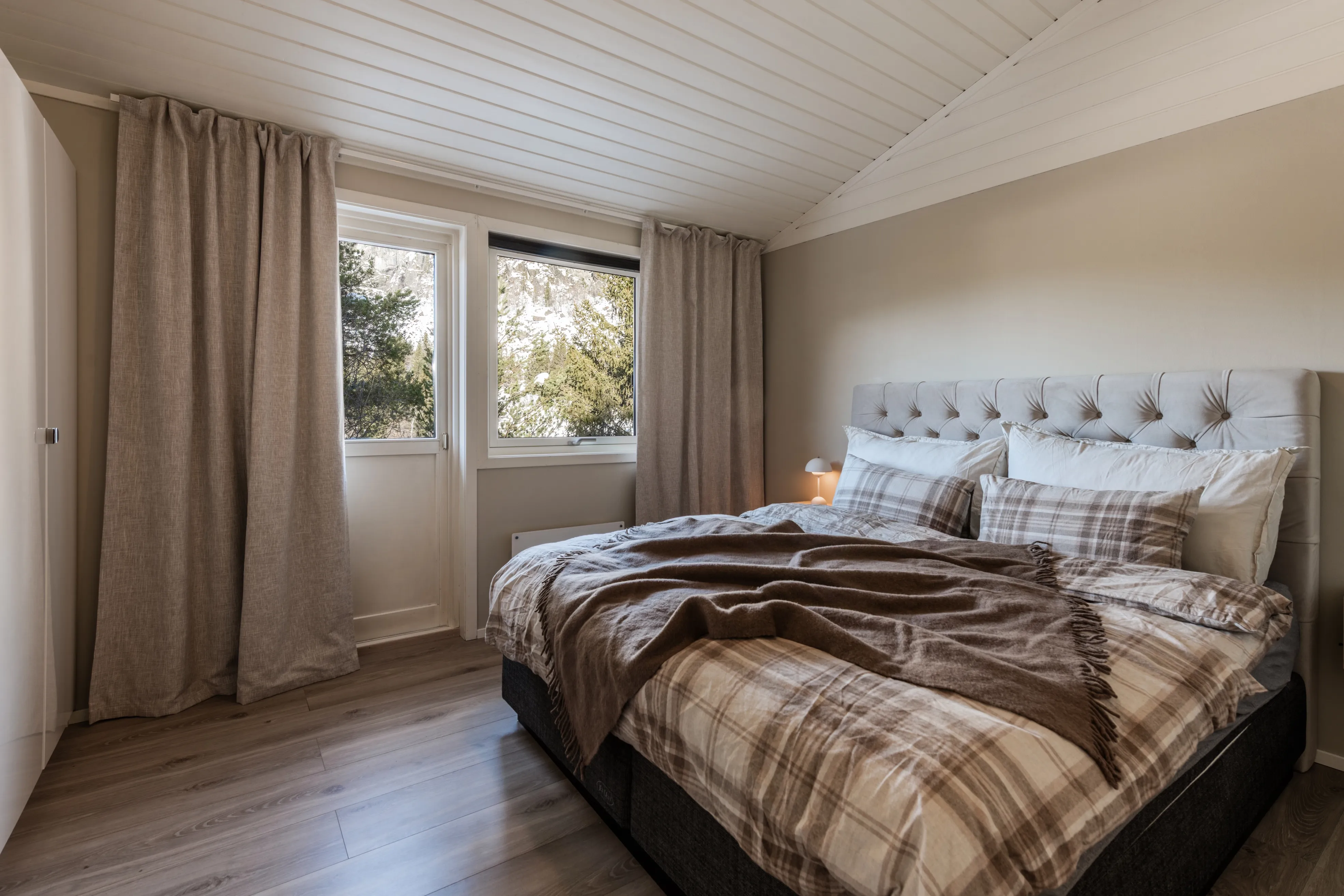 Romslig norsk hus fra 1980-tallet med terrasse og parkeringsplass i Hol - Vis bilde 21 av 50