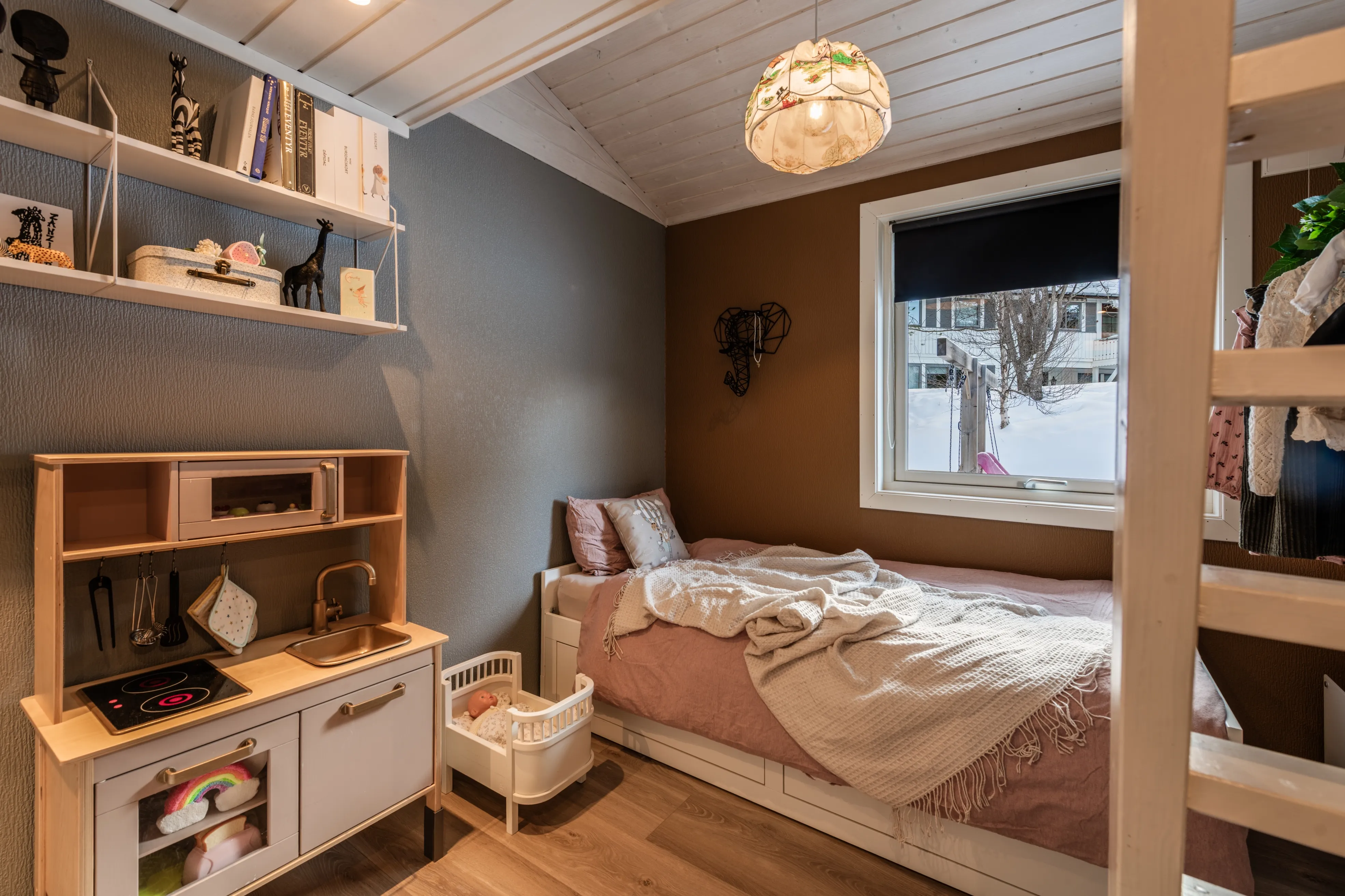 Romslig norsk hus fra 1980-tallet med terrasse og parkeringsplass i Hol - Vis bilde 22 av 50