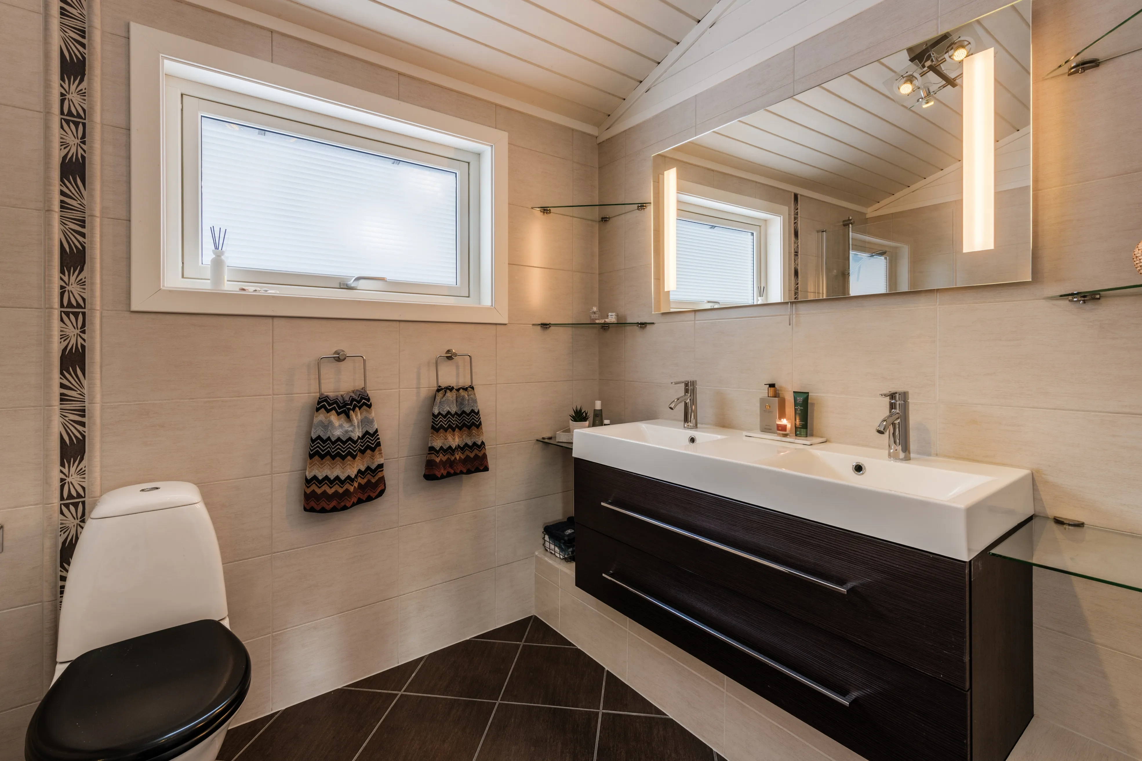 Romslig norsk hus fra 1980-tallet med terrasse og parkeringsplass i Hol - Vis bilde 23 av 50